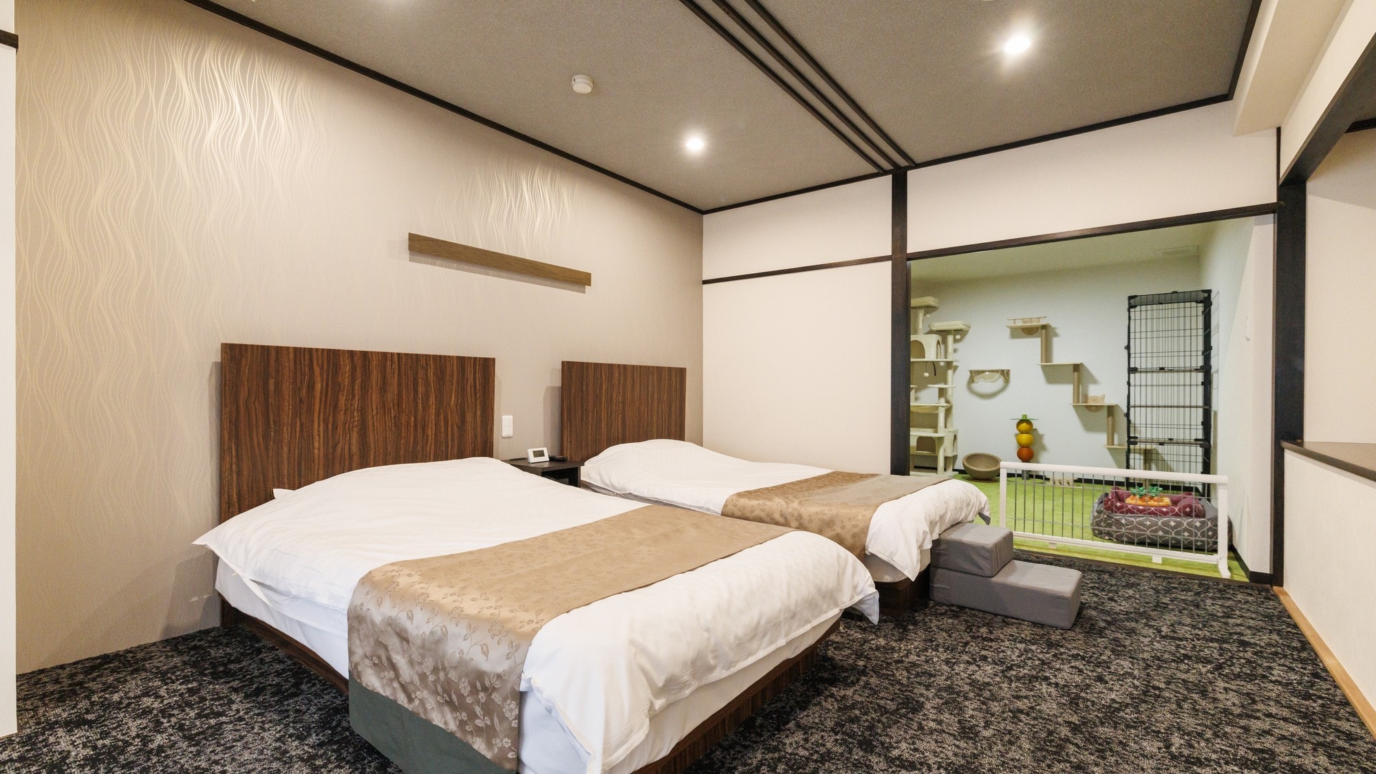 Dog & Cat Room [Deluxe]: Japanese-Western style room with playroom and bed.