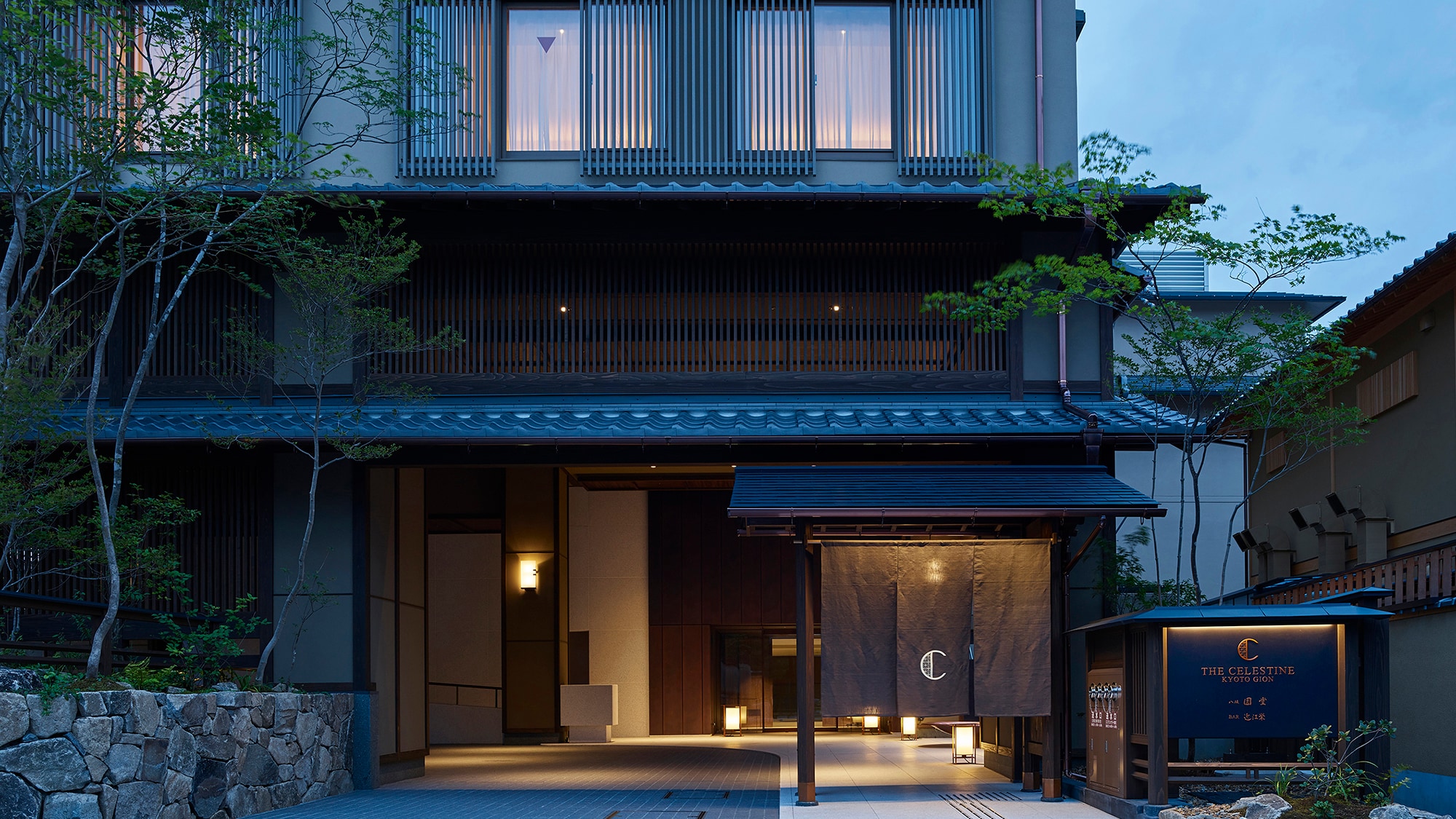 [Exterior] Night/Front