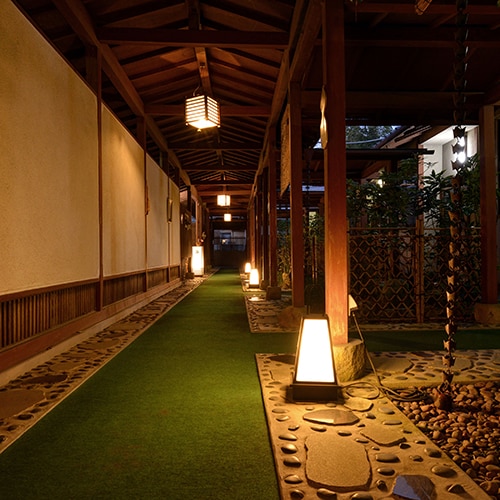 [Inside the building/outside corridor] The breeze passes through the atmospheric space.
