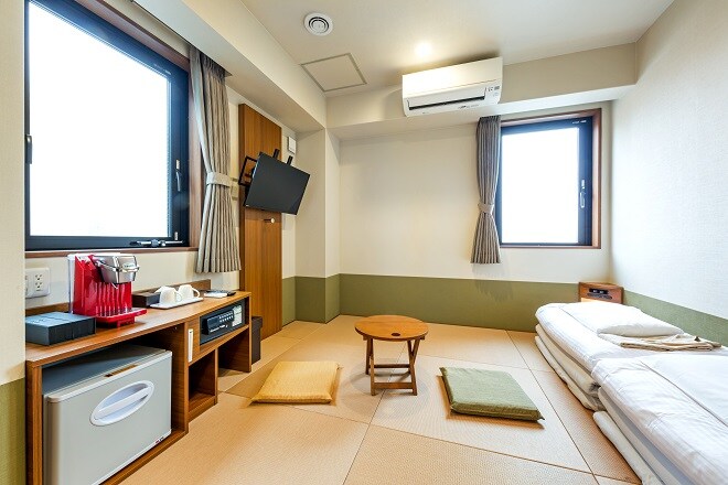 Japanese-style twin (separate bath/toilet/washroom)