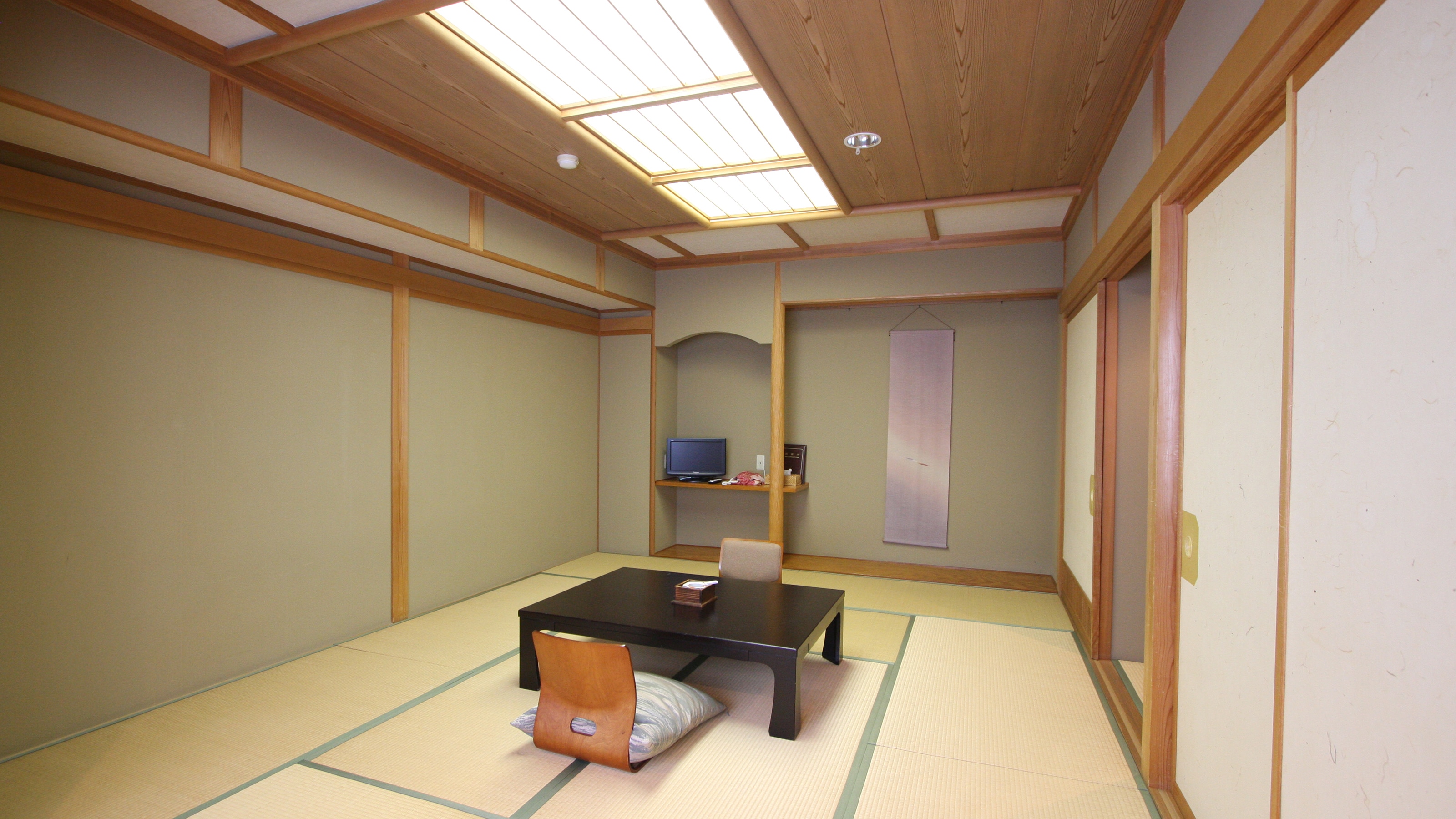 Japanese-style room (10 tatami mats) with toilet