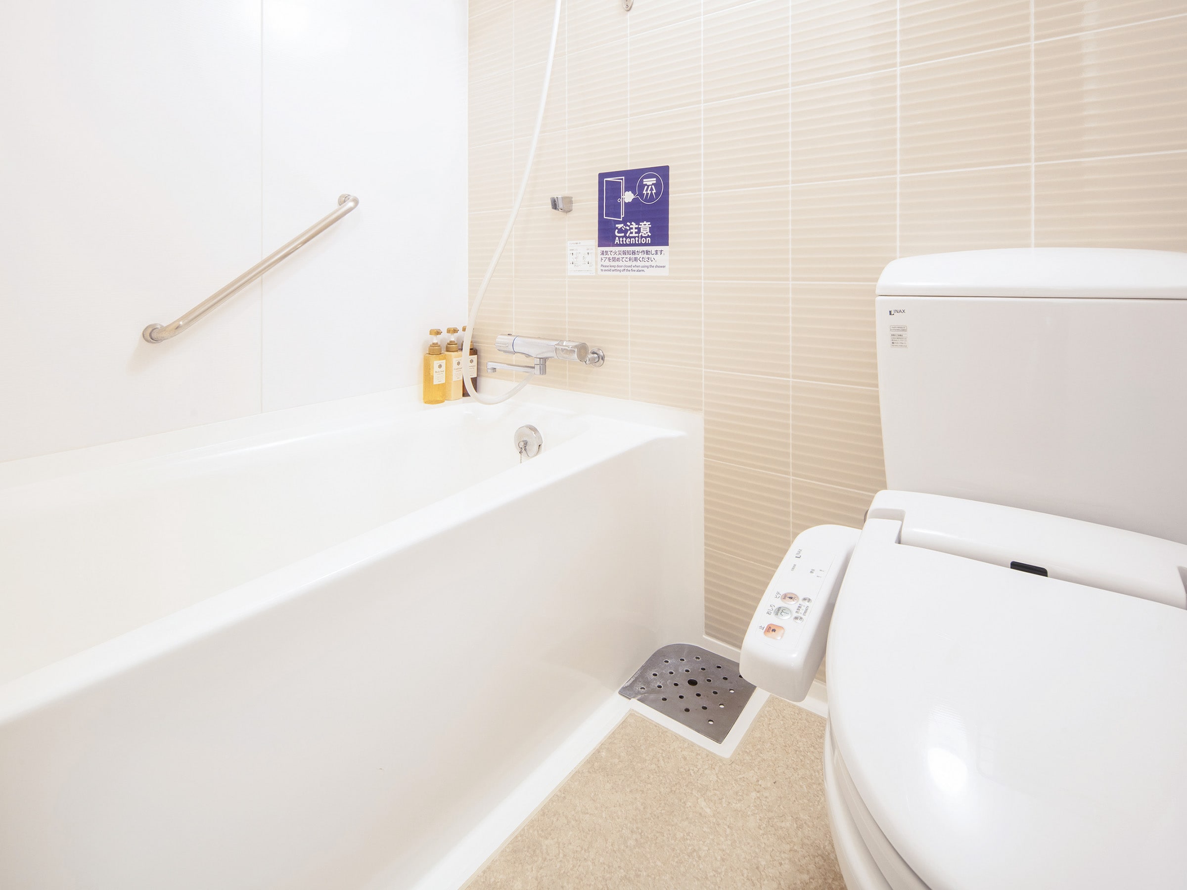 單元浴室（設有浴缸，可伸展雙腿並泡在水中）