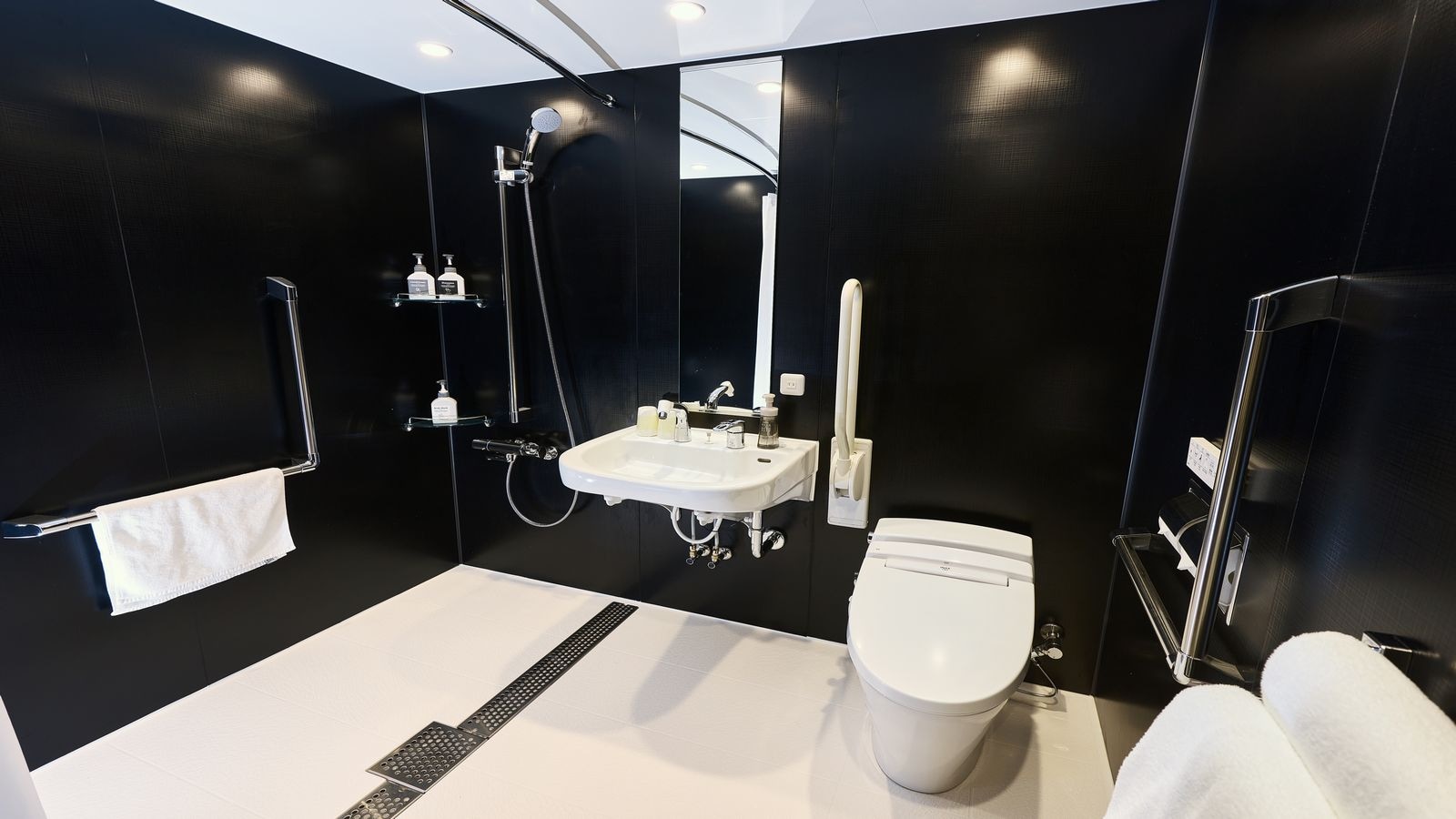 Universal double room bathroom