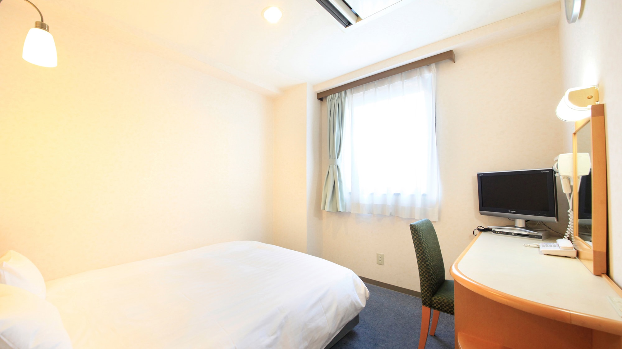 Non-smoking semi-double room