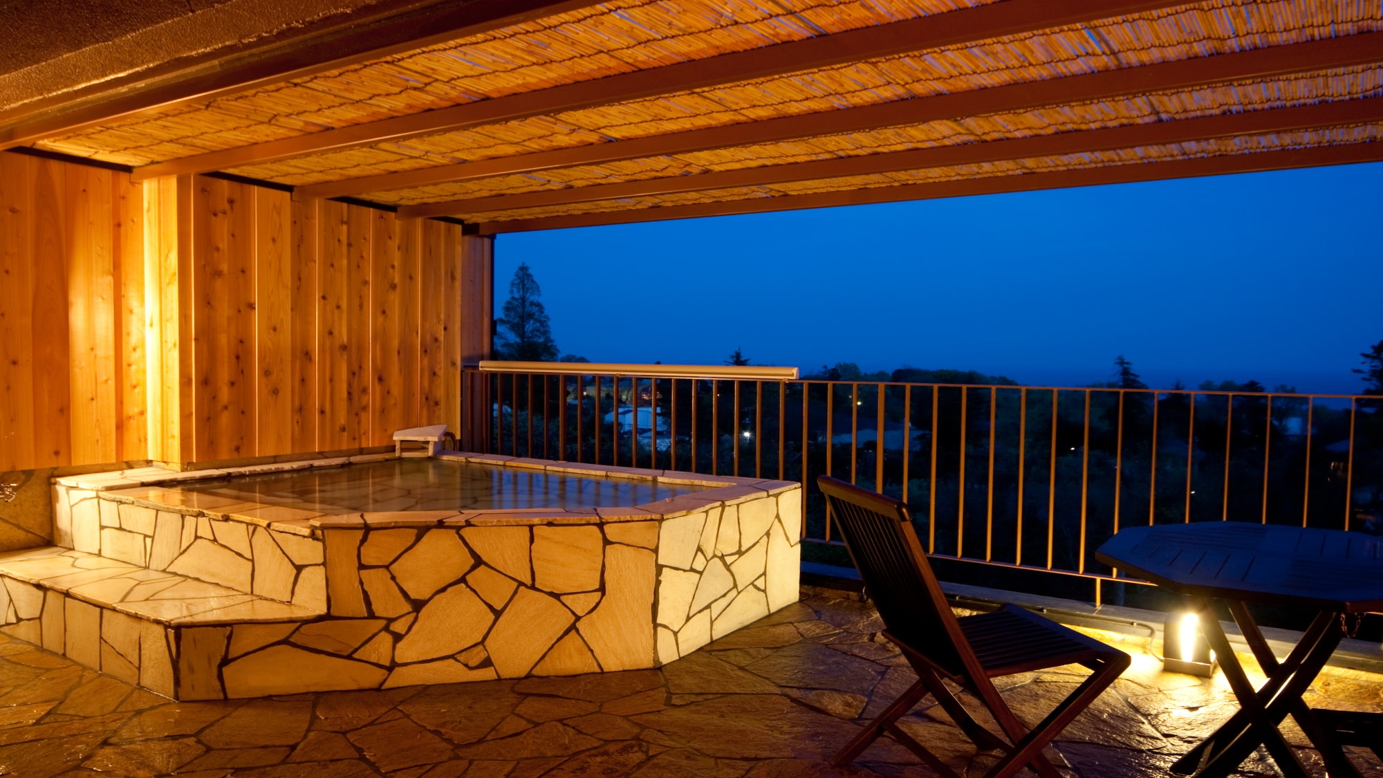 Guest room open-air bath