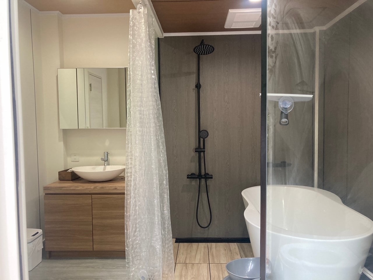 小屋內的浴室