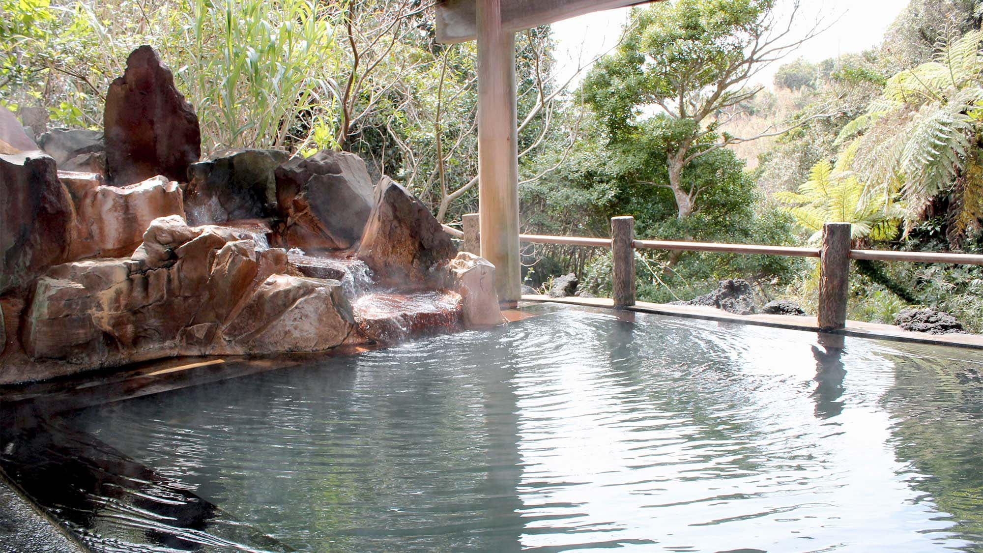 *Uramigataki Onsen: About 10 minutes by car. A drop-in hot spring on the island. The open-air bath surrounded by greenery is popular. *Swimwear required (mixed bathing)