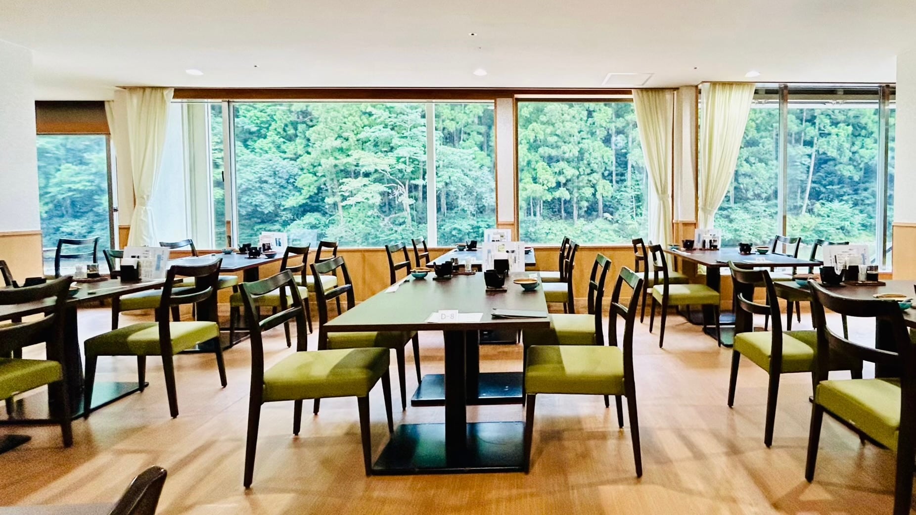 [Restaurant] Enjoy your meal while looking out at the natural scenery of the Ooto River and the Kumano mountains outside the window.