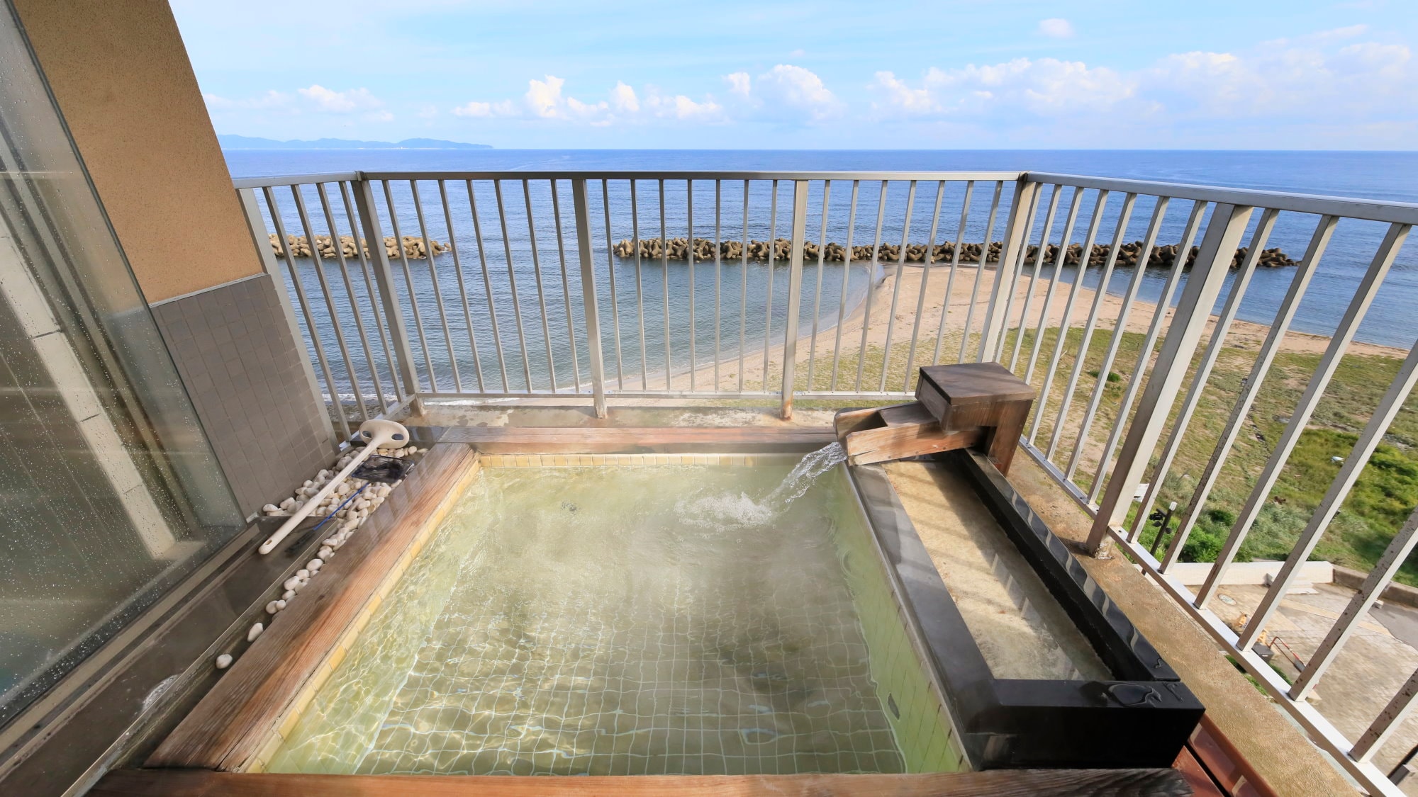 [Open-air bath & panoramic jacuzzi] Japanese-Western twin room / 70 m² (example)