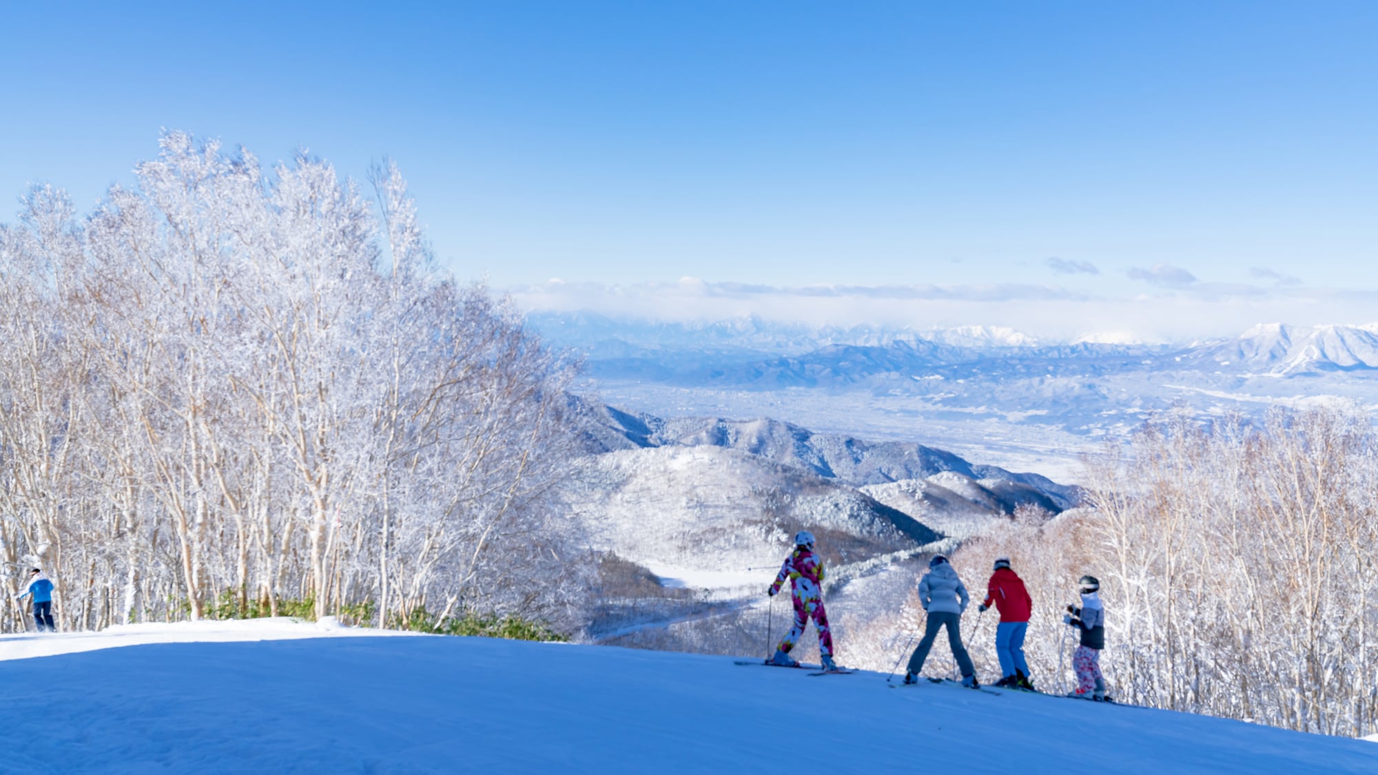All 19 Shiga Kogen ski resorts are close to the hotel.