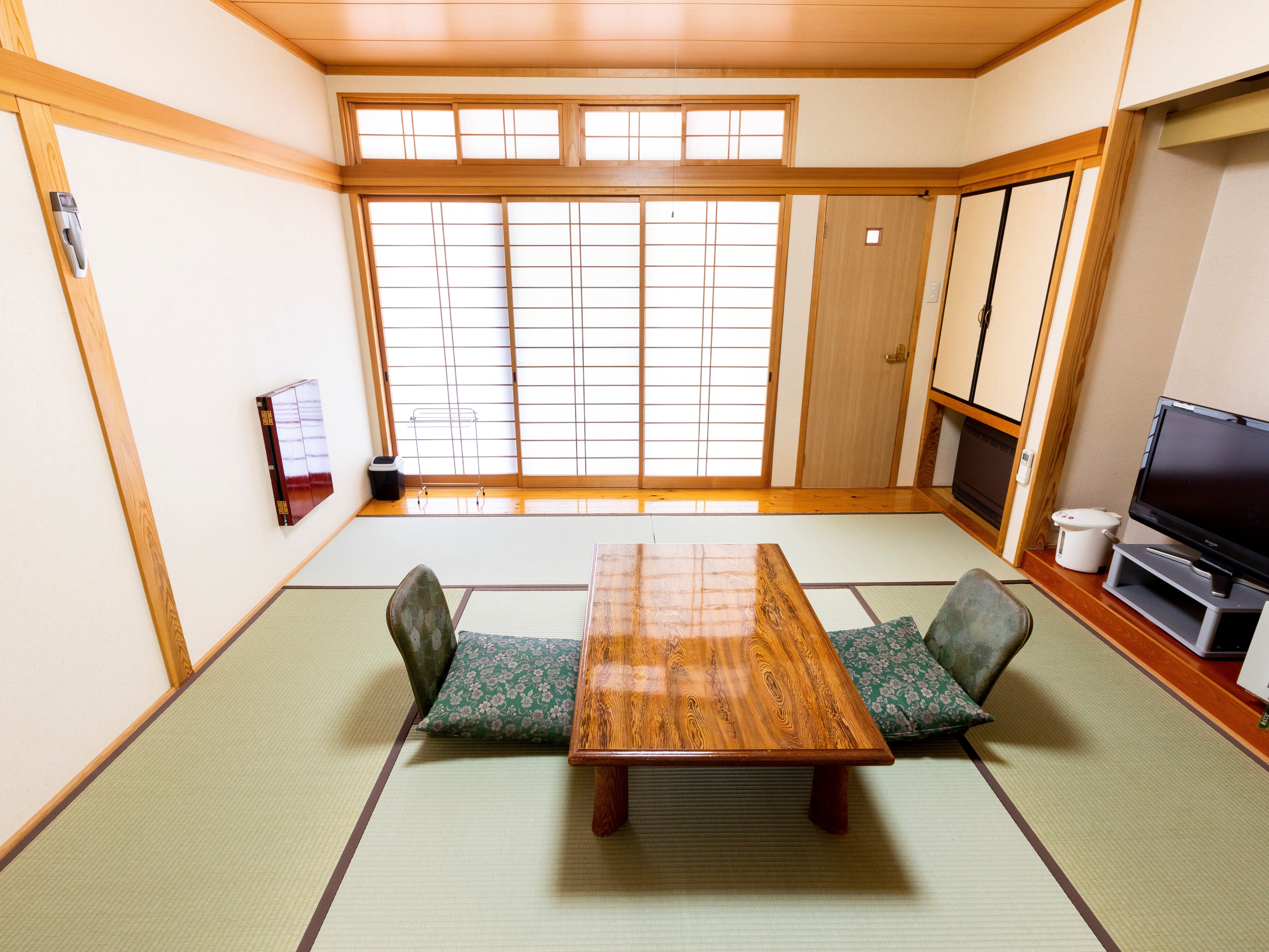 Retro Japanese-style room (8 tatami mats)