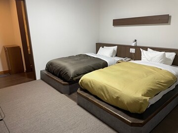 *Twin (example of guest room)/The floor is decorated with Ryukyu tatami motif, creating a relaxing atmosphere.