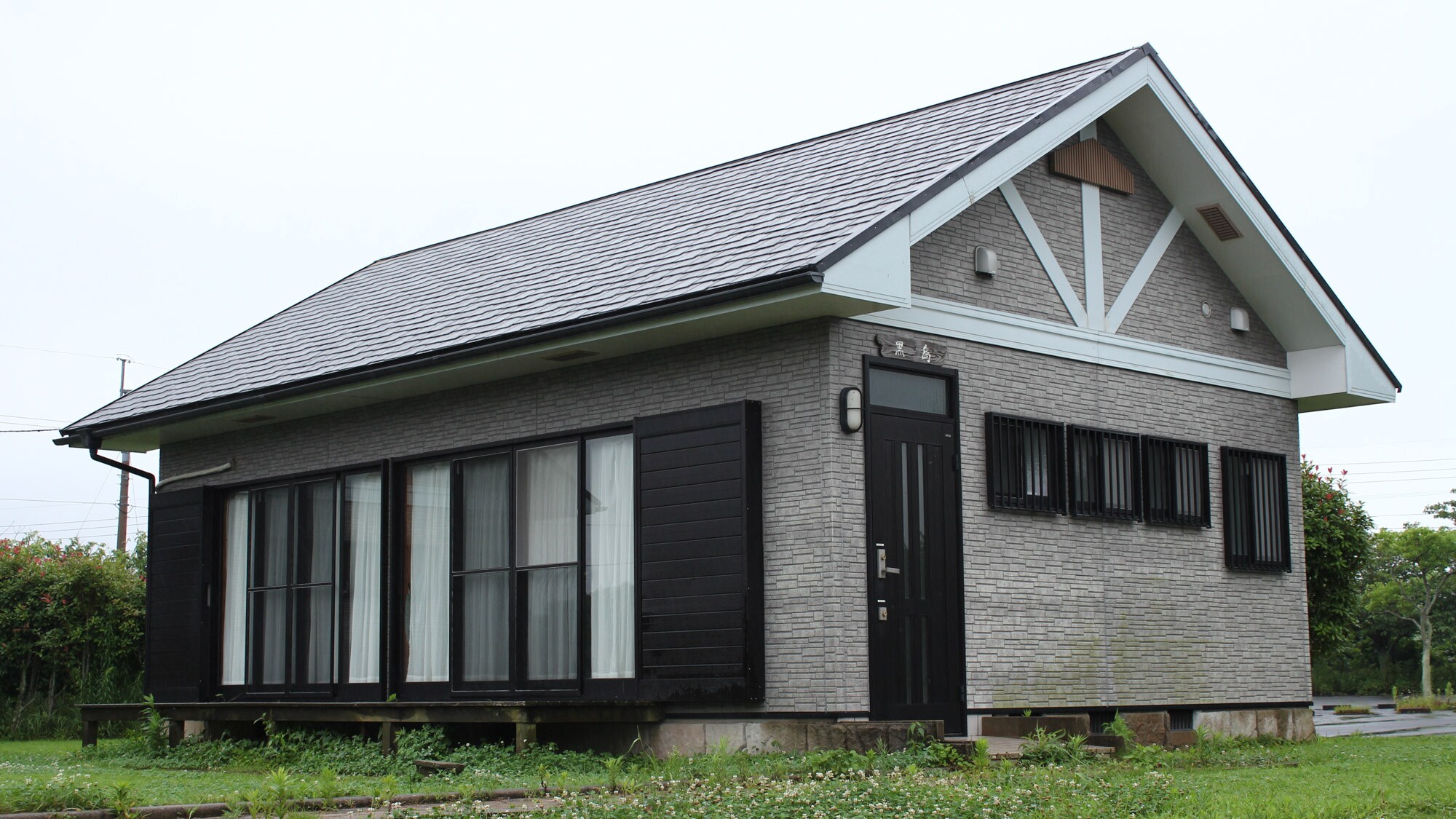 *Pemandangan luar bungalow satu lantai (Kuroshima)