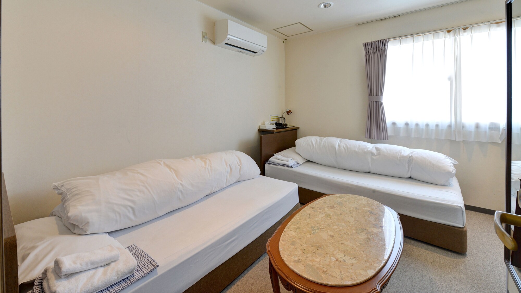 * [Kamar / Twin (contoh)] Kamar ini populer karena kenyamanannya karena dilengkapi juga dengan meja built-in.