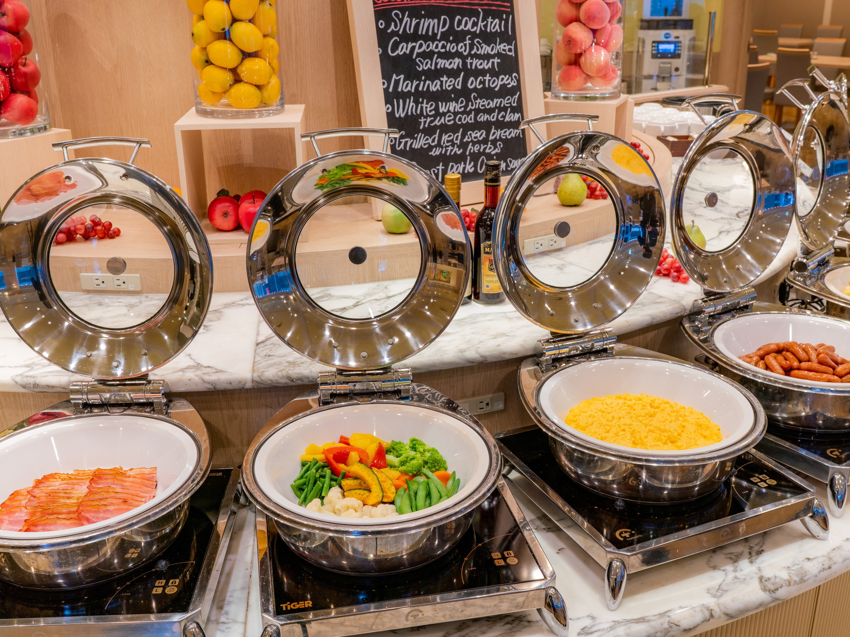 Restaurant "Le Clair" offers a varied Western buffet menu including bacon, scrambled eggs, and steamed vegetables!