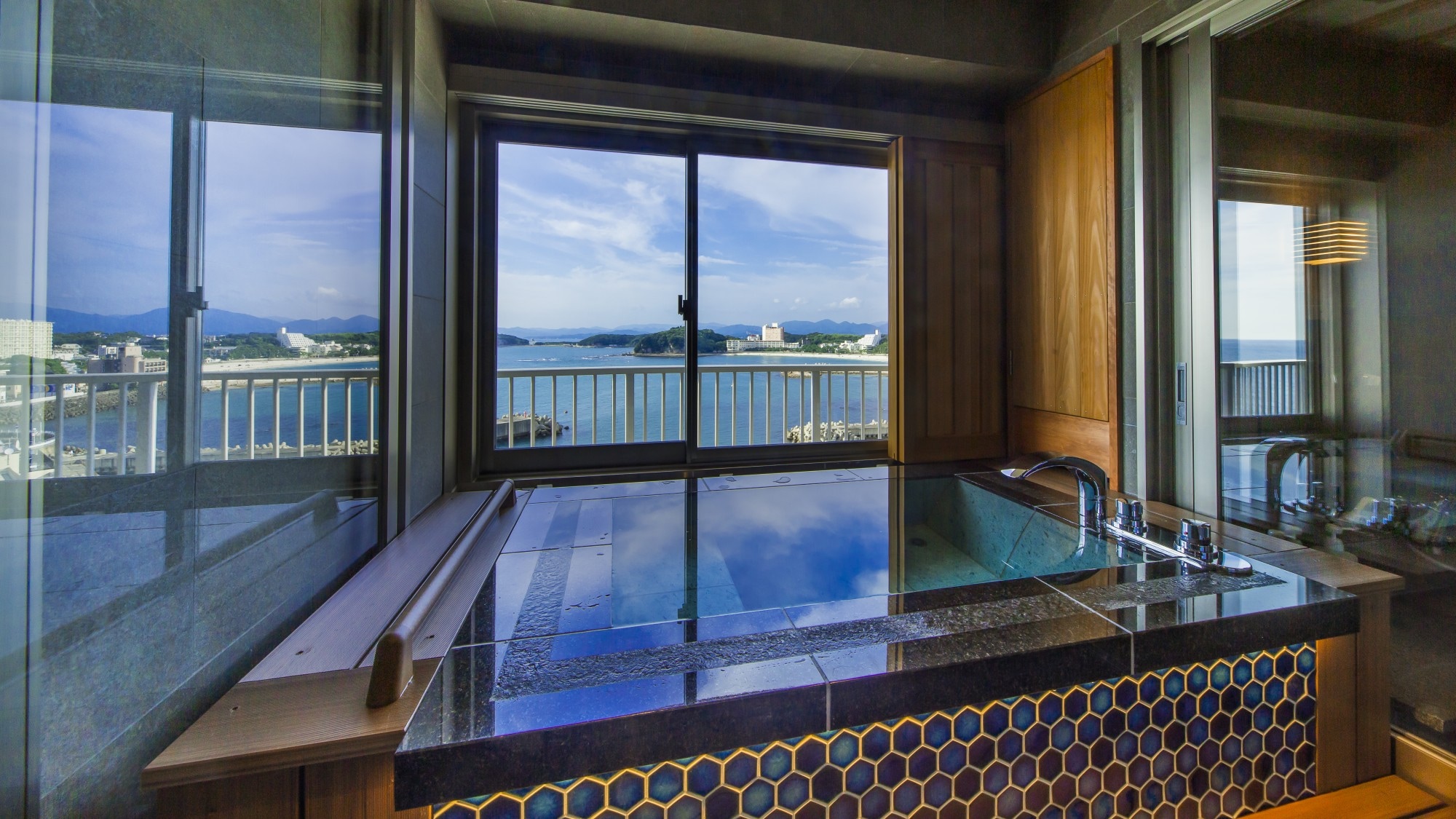 Image of a Japanese-Western style room with a semi-open-air bath