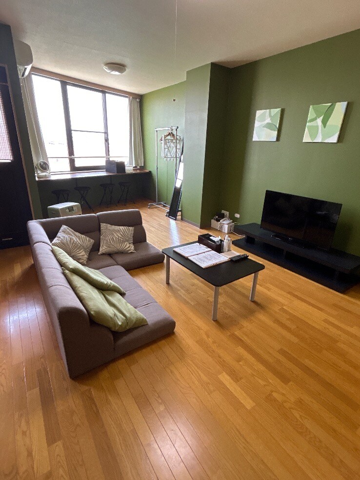 3rd floor room (living room)