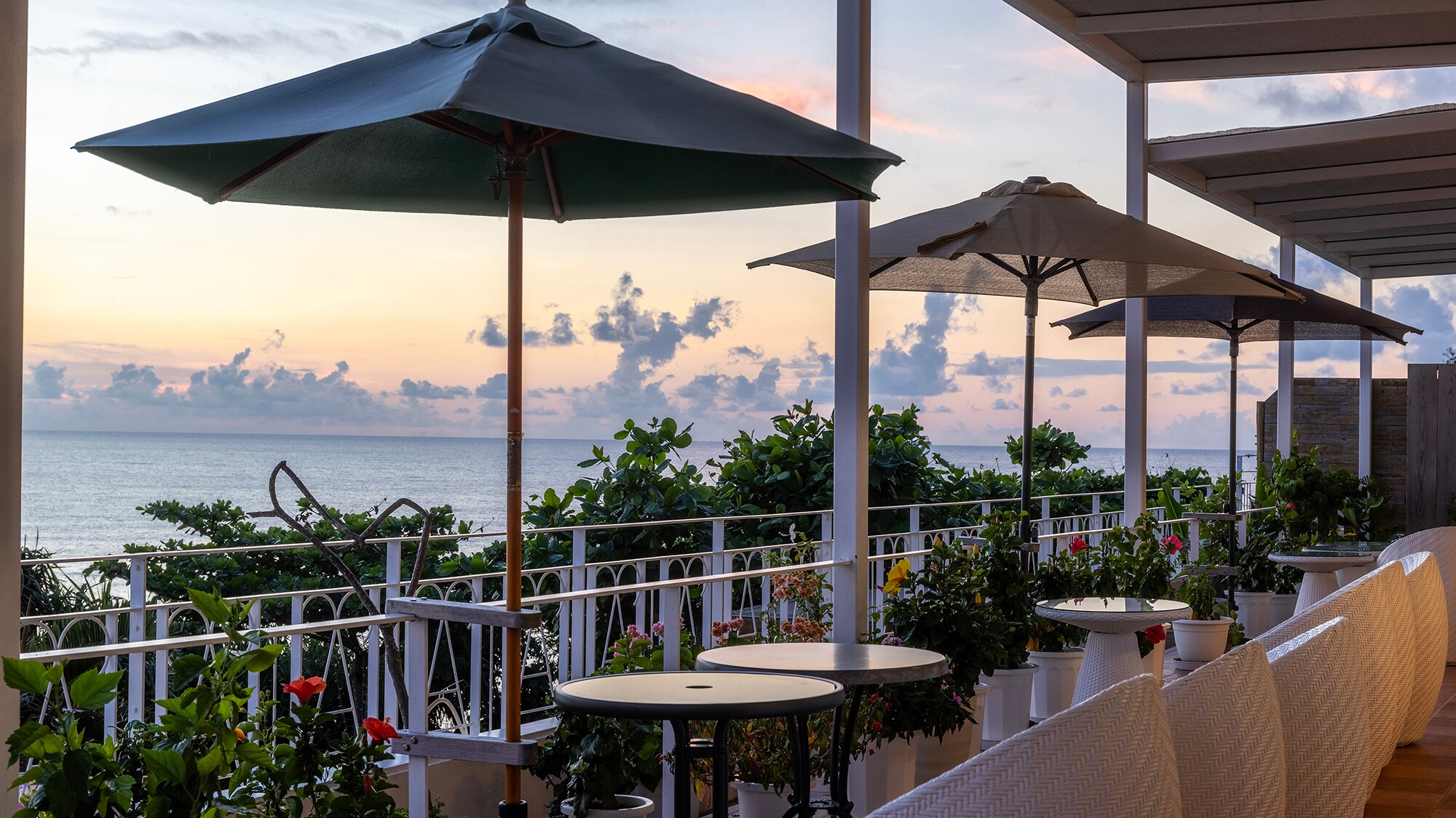 ■Restoran■Matahari terbenam yang indah dapat dinikmati dari tempat duduk teras.