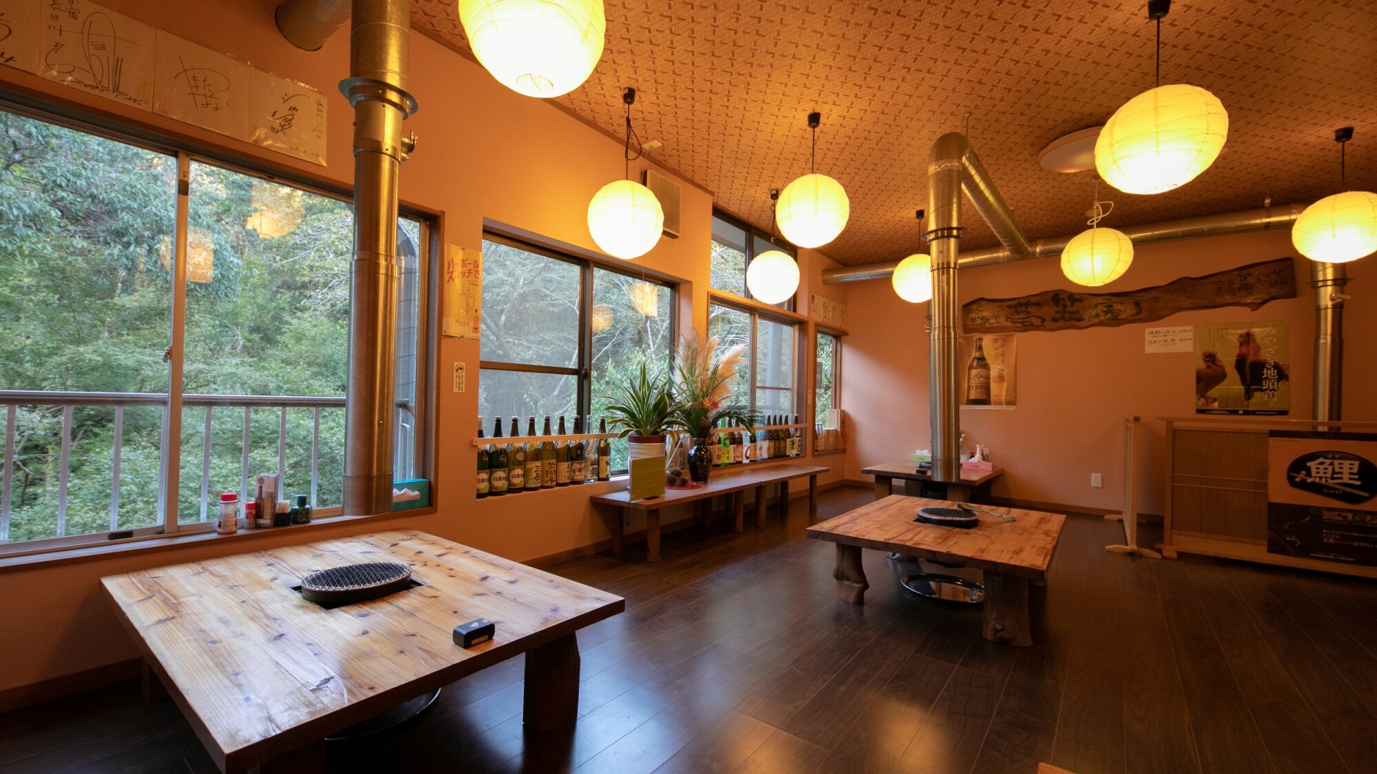 ร้านอาหารที่มีโต๊ะจัดวางรอบเตาผิงซึ่งคุณสามารถสัมผัสถึงความอบอุ่นของไม้