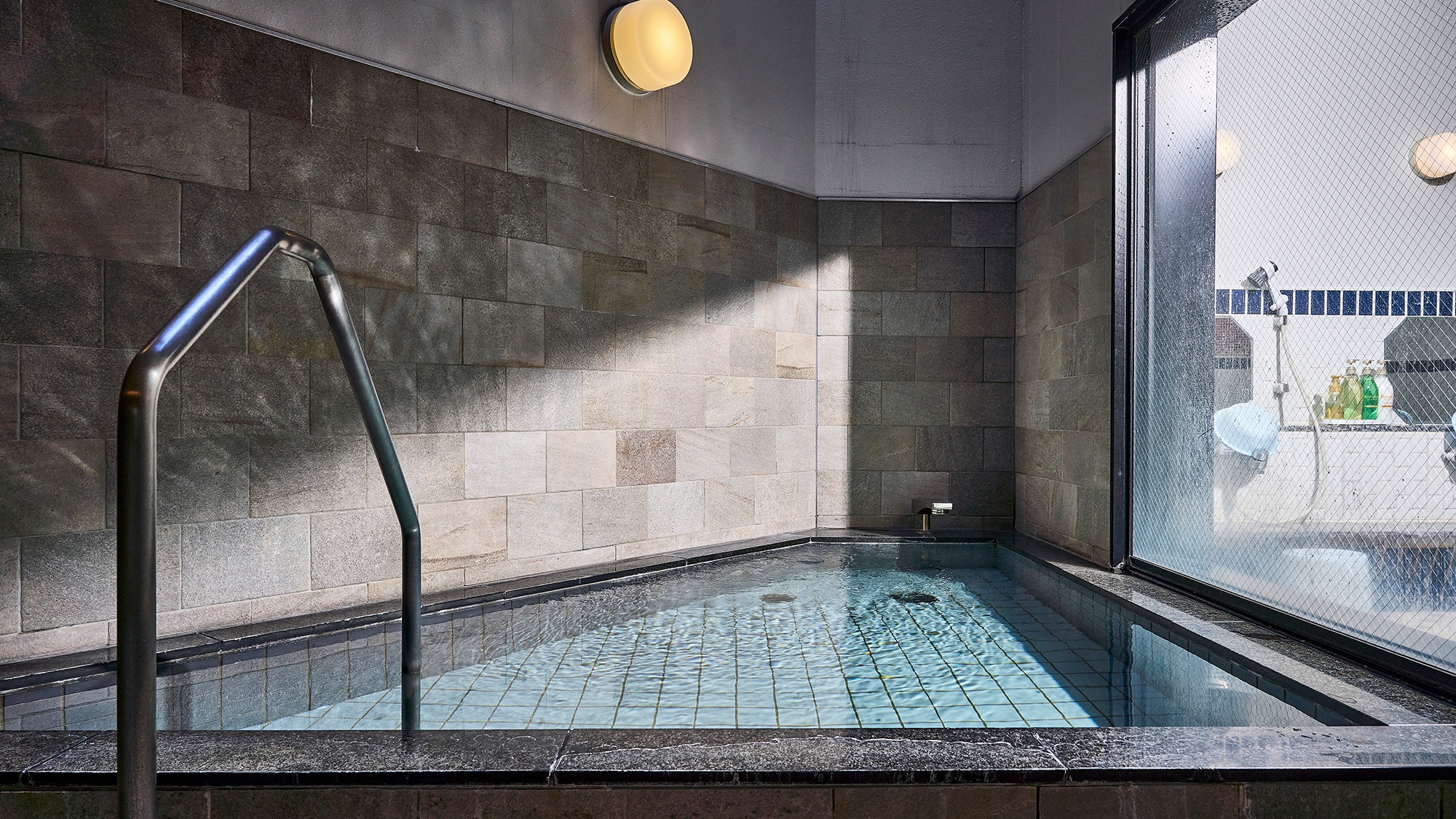 [ห้องอาบน้ำหญิง/อ่างอาบน้ำกลางแจ้ง] [2F] ทางเข้ามีแป้นพิมพ์ตัวเลขและระบบรักษาความปลอดภัย