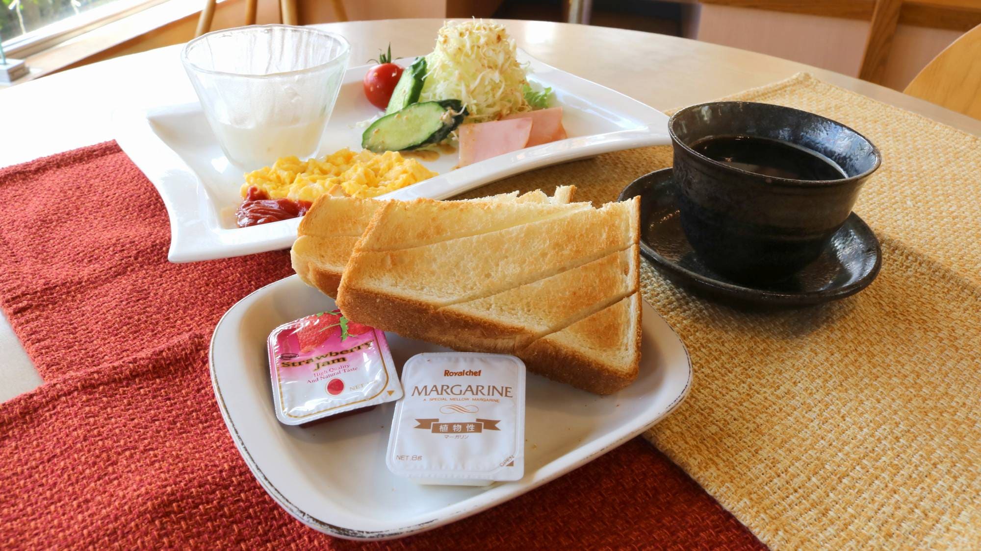・[Western breakfast] A Western breakfast including toast and yogurt. Wake up refreshed with a meal after a soak in the hot springs.