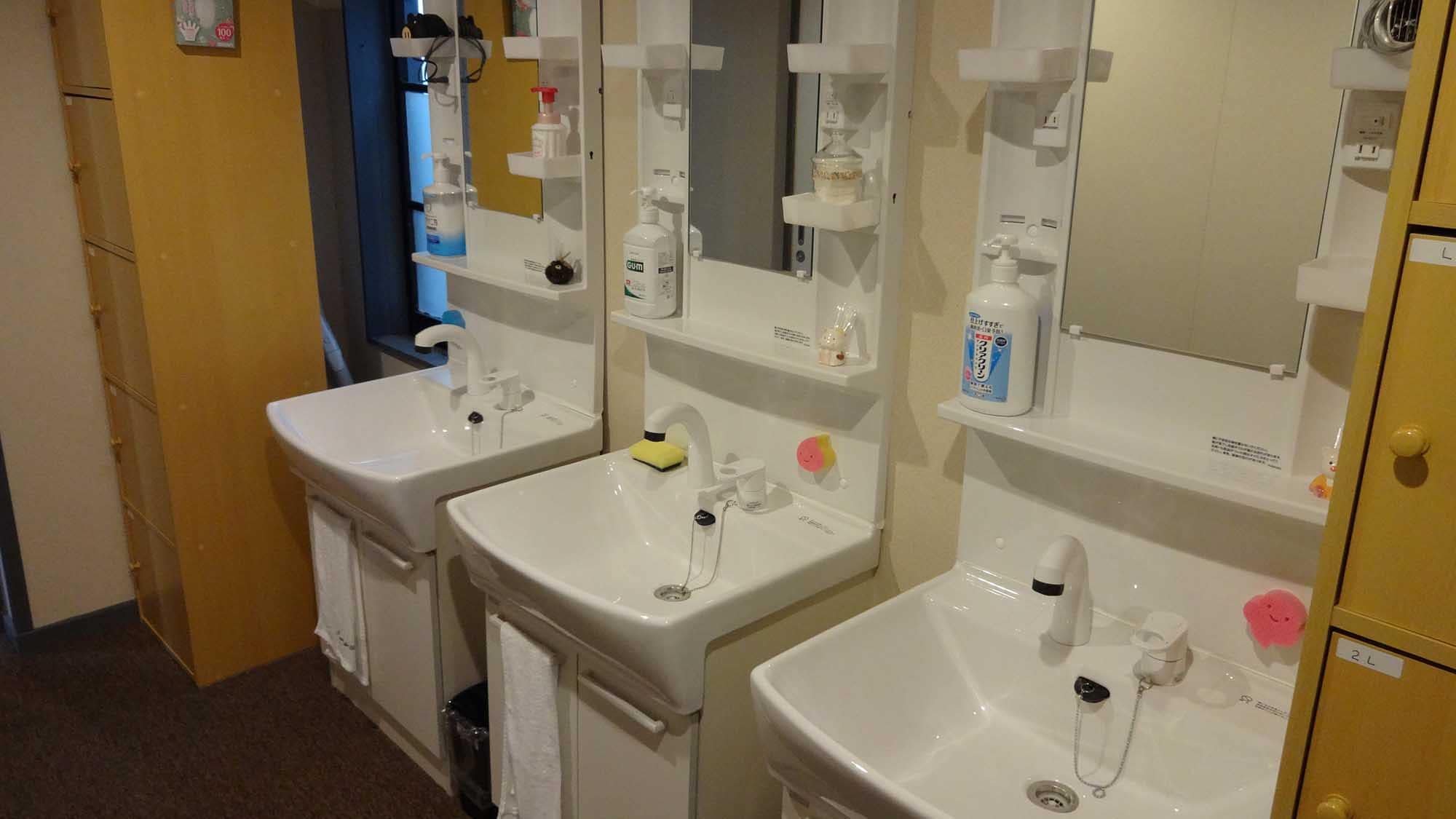 ・Shared washbasin