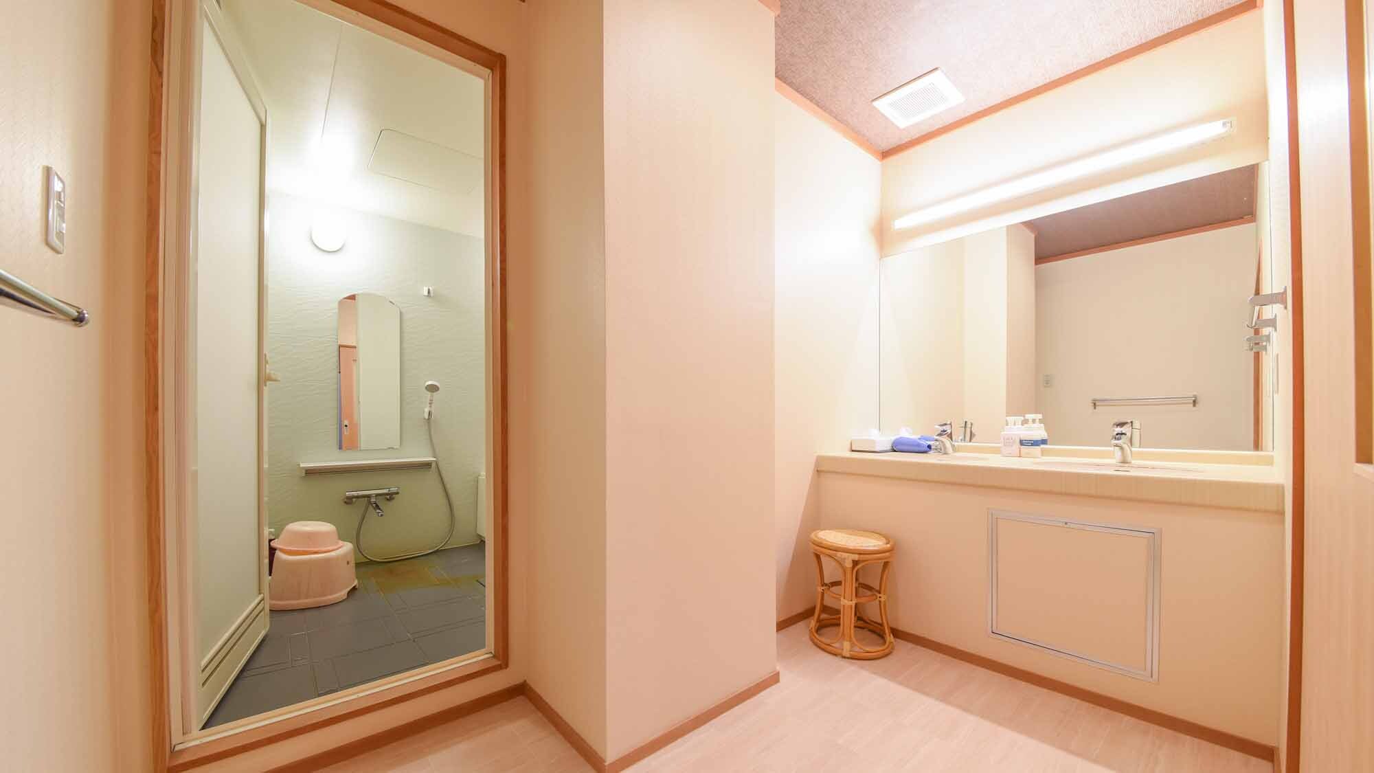 * [Guest room / Japanese-style room with 13 tatami mats + 8 tatami mats (Room 101)] The guest room is equipped with a shower, bathtub, and a large sink space.