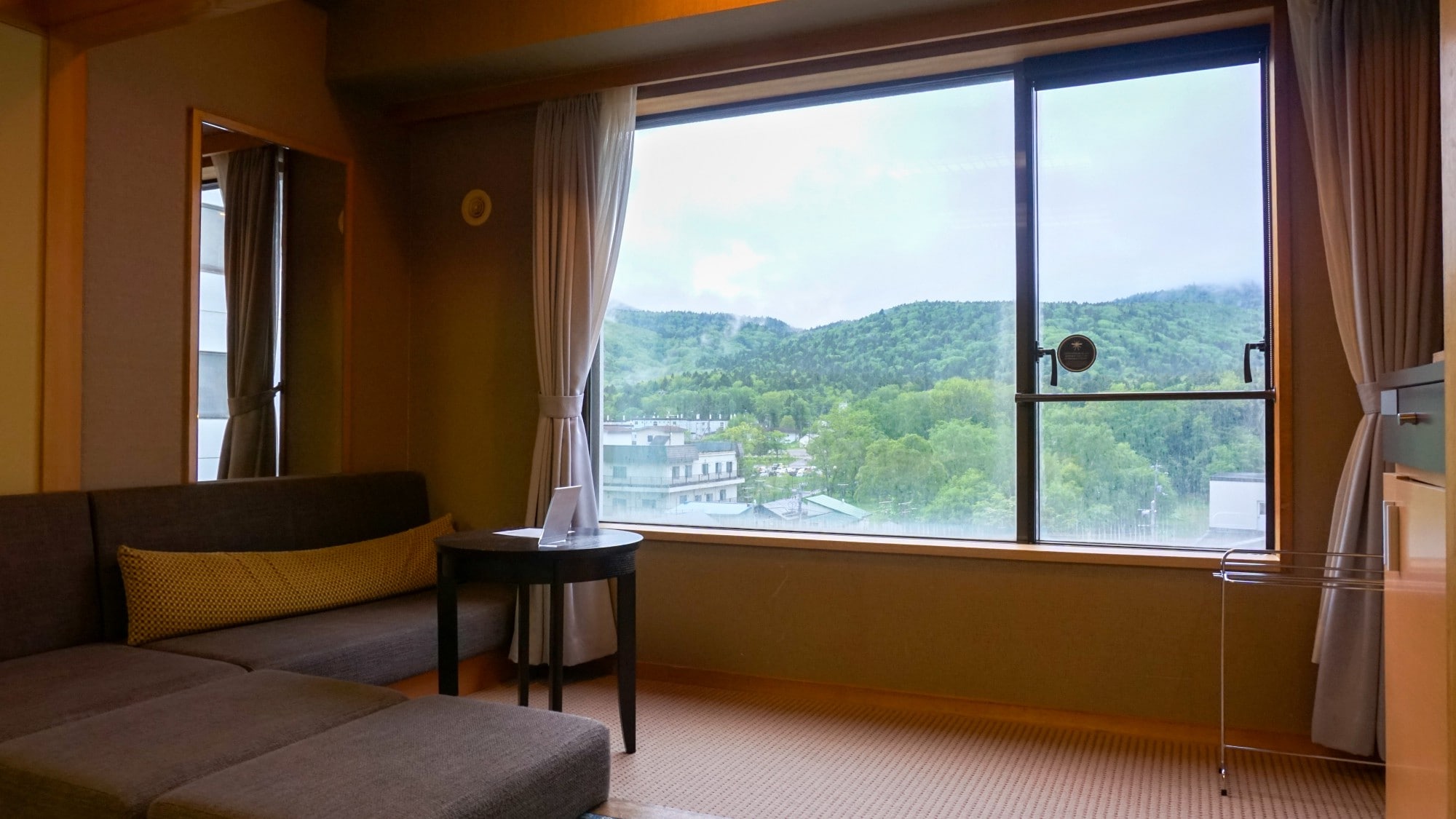 [Mountain side] Japanese-style twin room (with bath) / A sofa where you can drink coffee or relax on the window side (image)