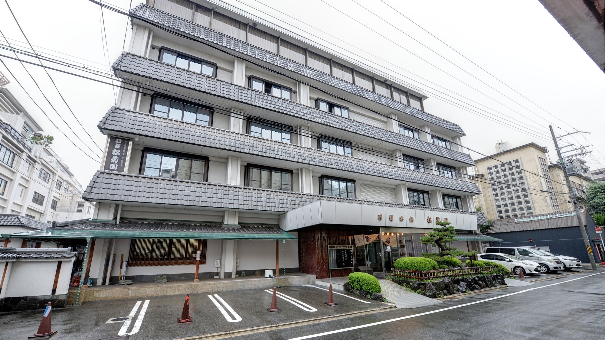 *[Exterior] Conveniently located with 3-way access by bus, subway, and private railway! Ideal as a base for sightseeing in Kyoto