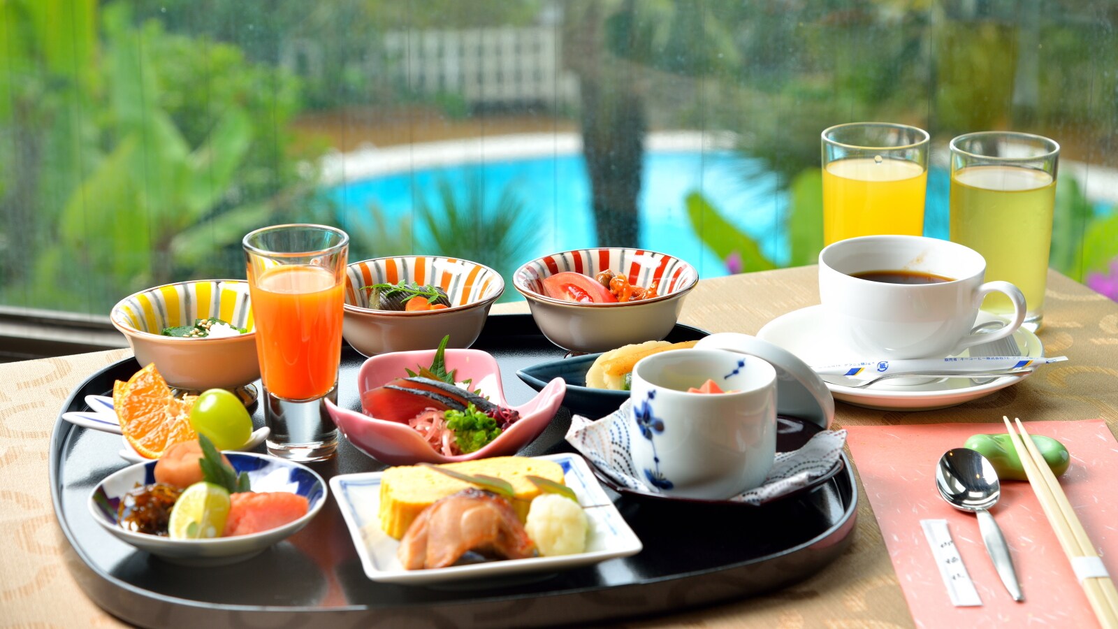 [Breakfast example] The staff will bring each side dish plate to the seat.