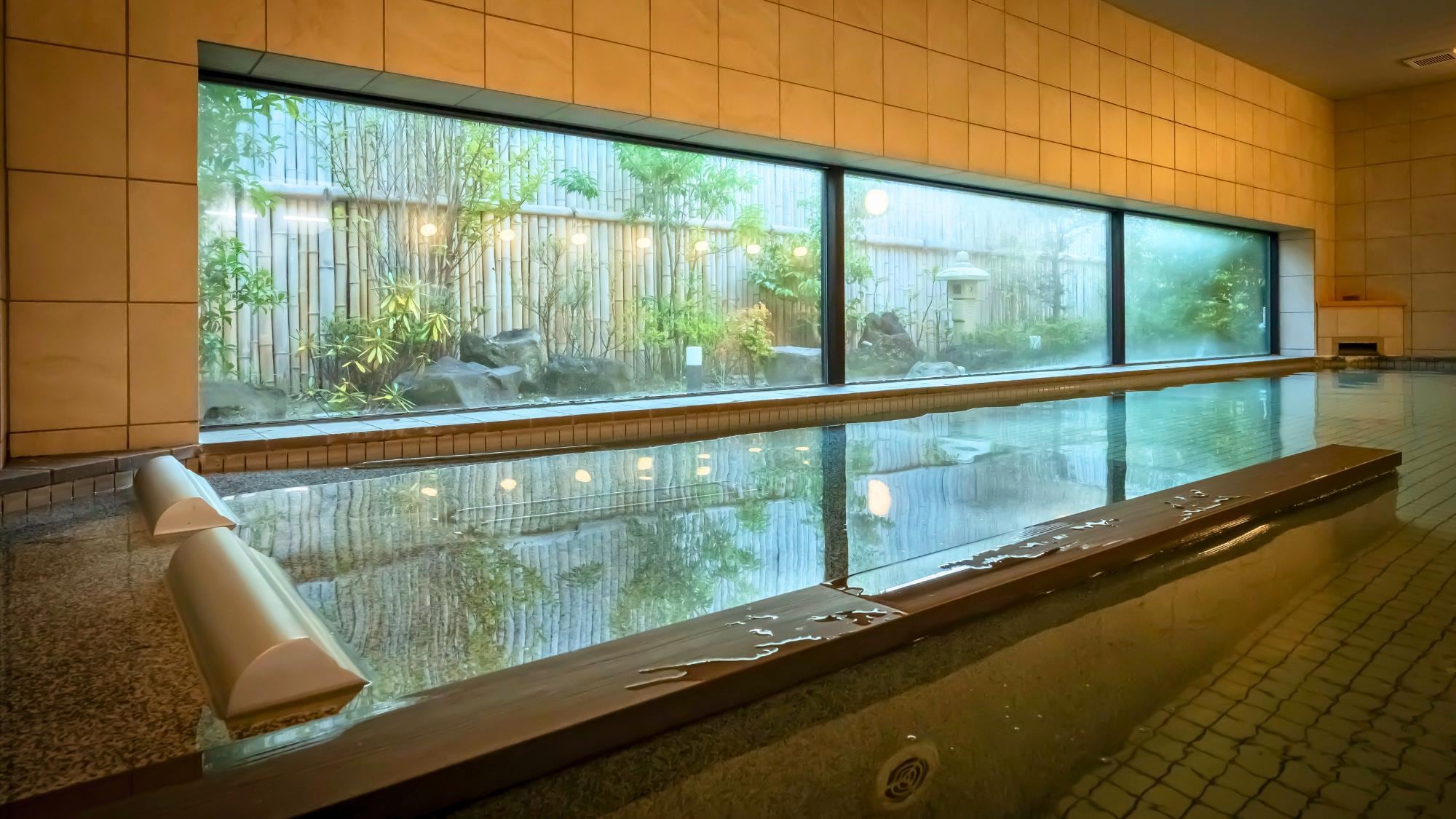 The large bath "Matsushima Saga no Yu" is pleasantly bathed in the light that shines in from the Japanese garden.