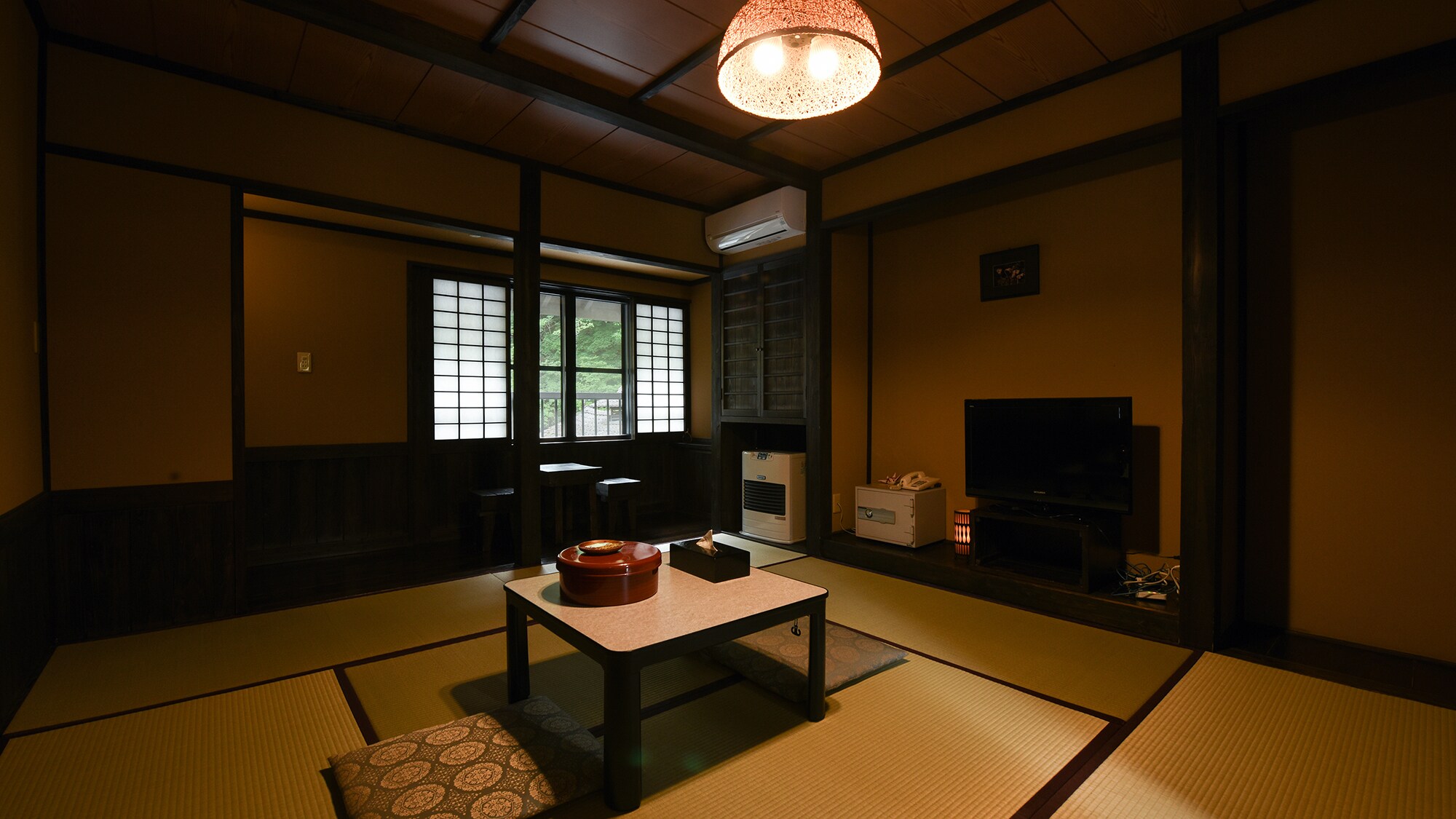*[New Wing Japanese-style room, 8 tatami mats] A folk-art style tatami room with a black base.