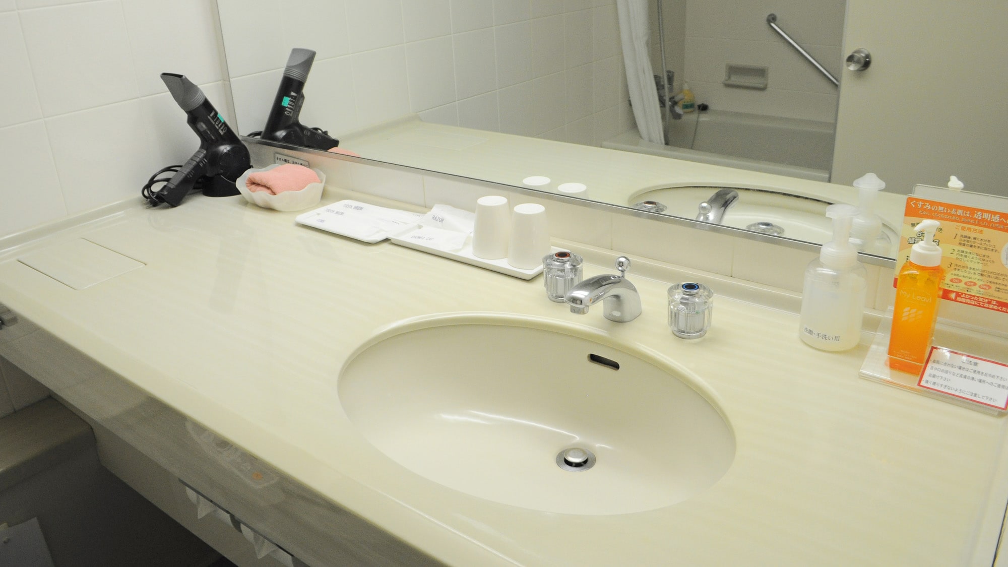 [Guest rooms] Clean and spacious washbasins