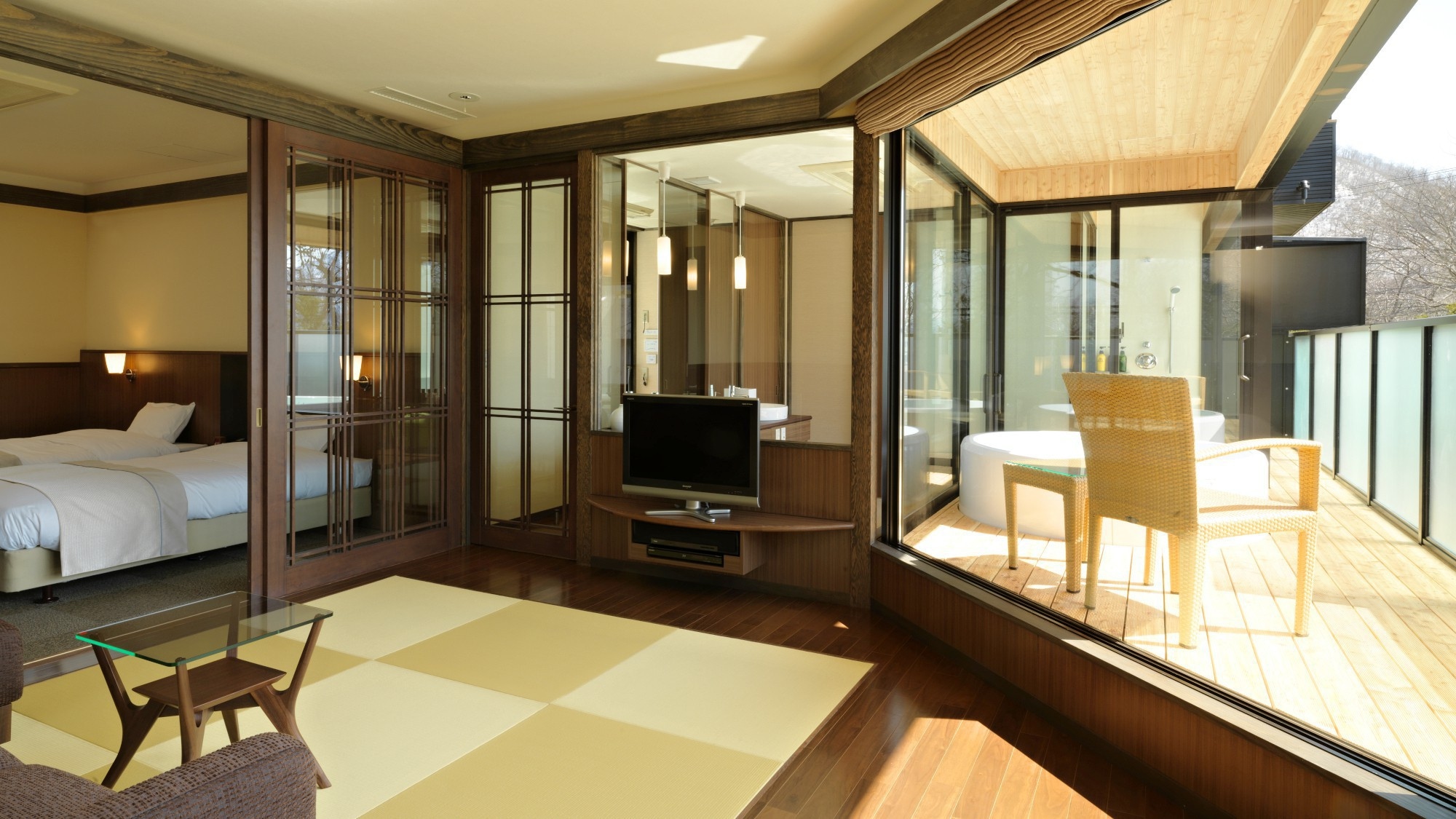 ◆ [With observation bath] Deluxe Japanese / Western room / Lake can be seen from the large window (example of guest room)