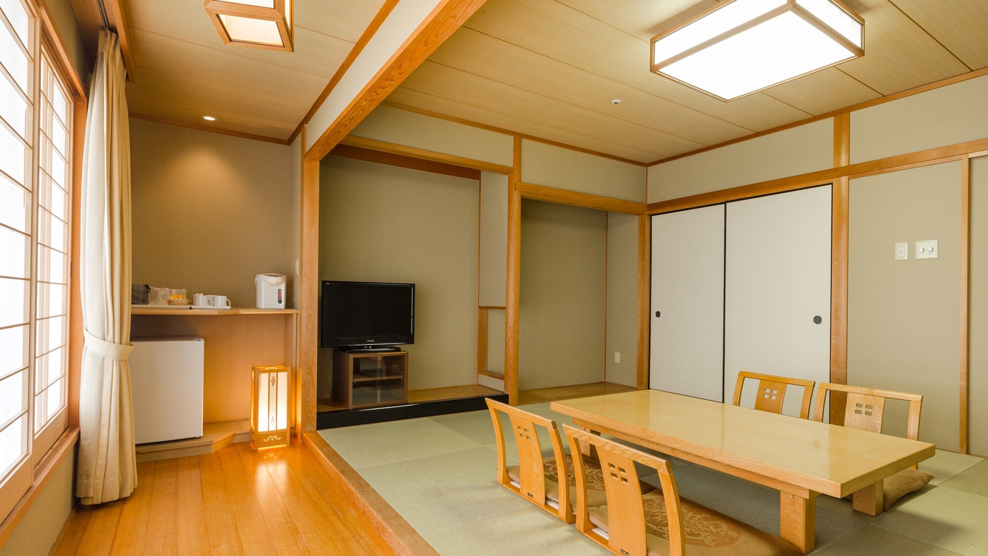 *[Japanese-style room] With a spacious 10 tatami mat room and a wooden floor, you can relax in the spacious room.