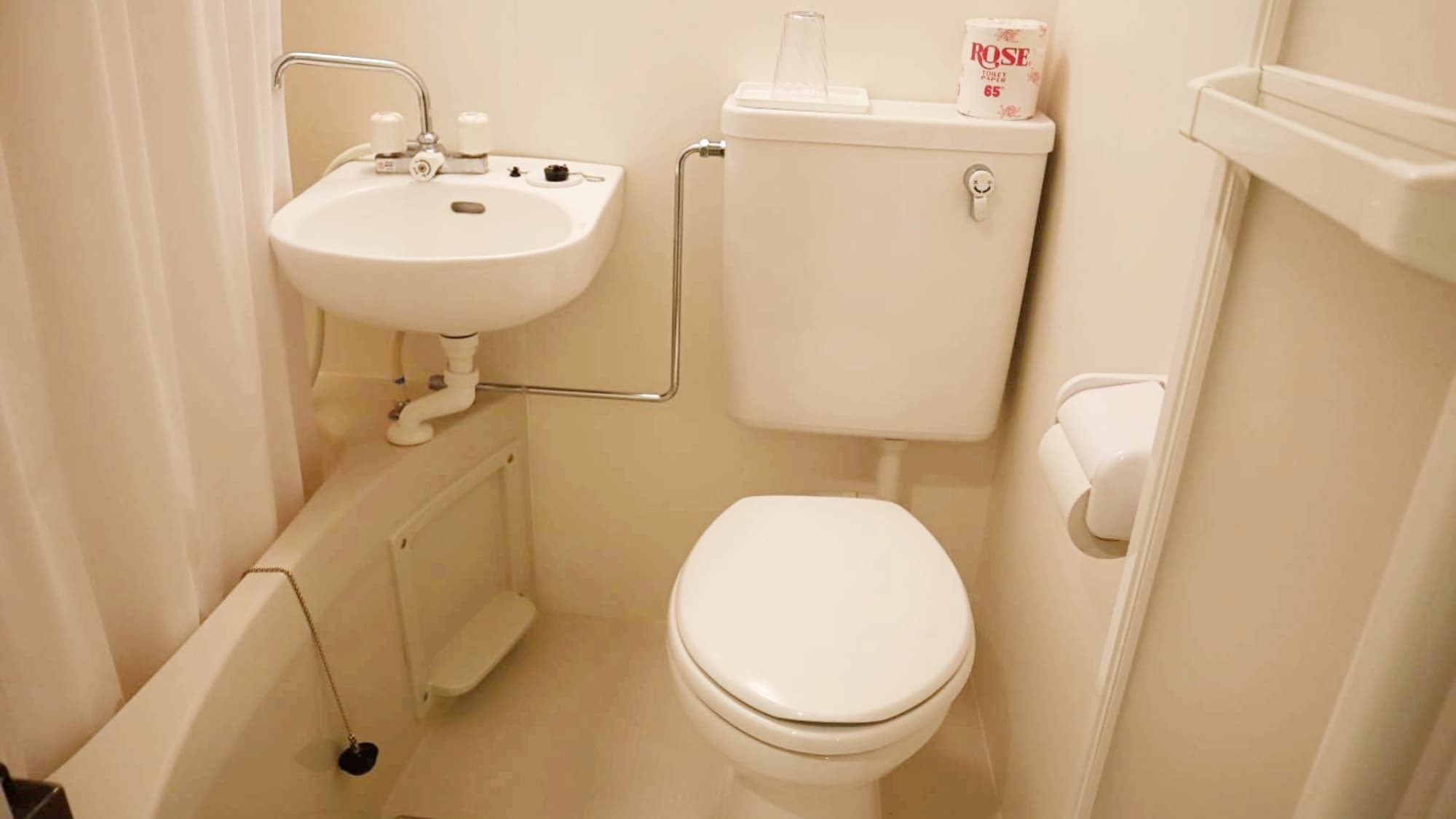 [Bathroom] Enjoy some refreshing time in a clean unit bath.