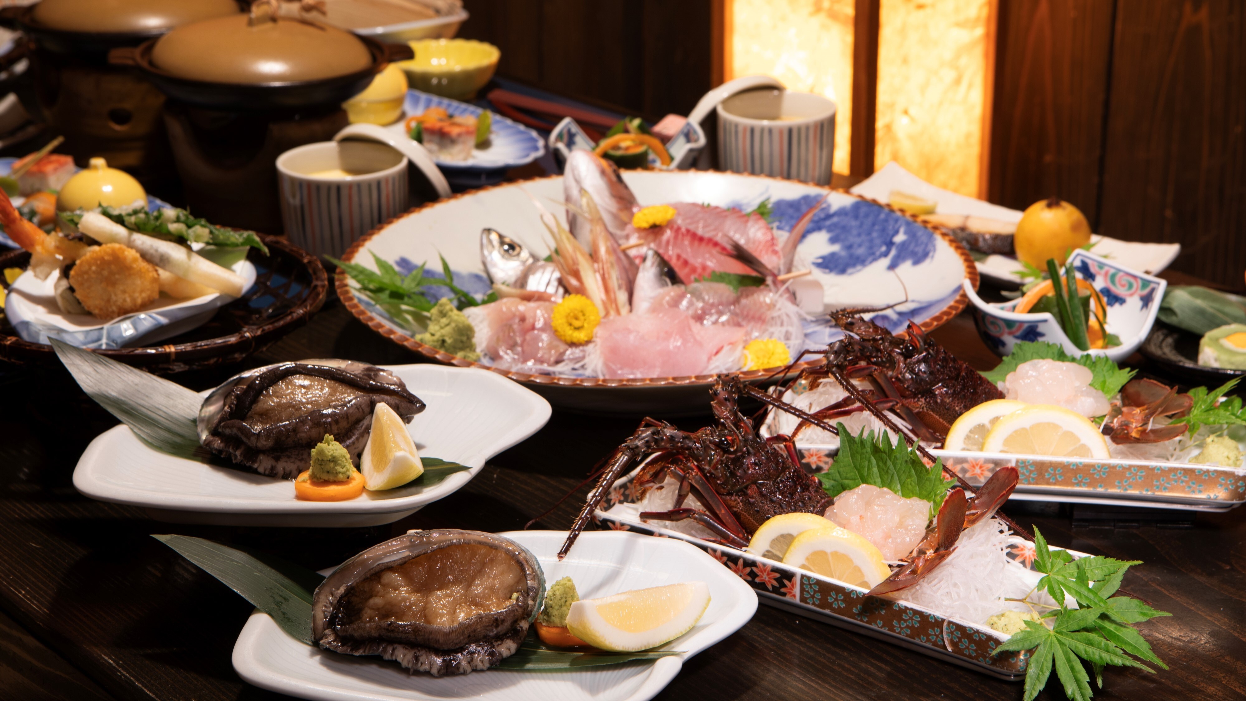 [Plan with spiny lobster and abalone] A collaboration of two of Izu's great flavors