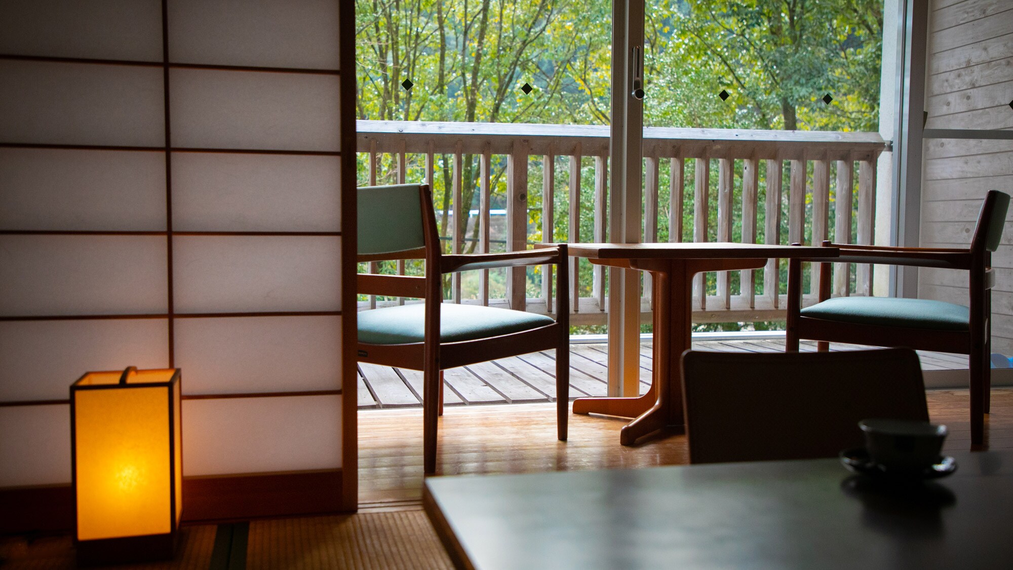 [Japanese-style room] Enjoy the sound of the river and the greenery of the evergreen forest from the window.
