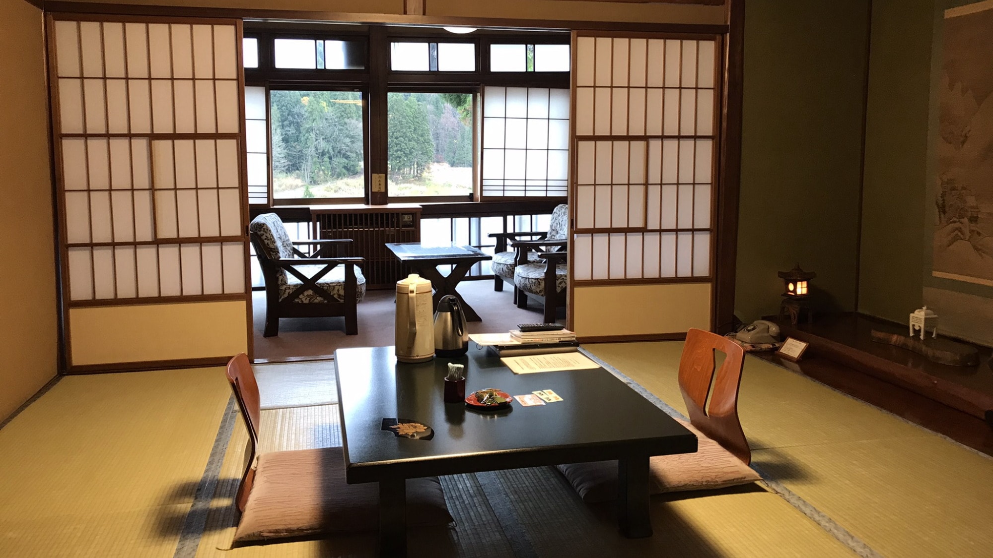 [Main building 3rd floor/mirror room] A playful Japanese-style room with a ceiling with a shogi board and a go board
