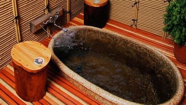 It is an open-air bath of "Iiyu". It has a roof, but the wind passes through.