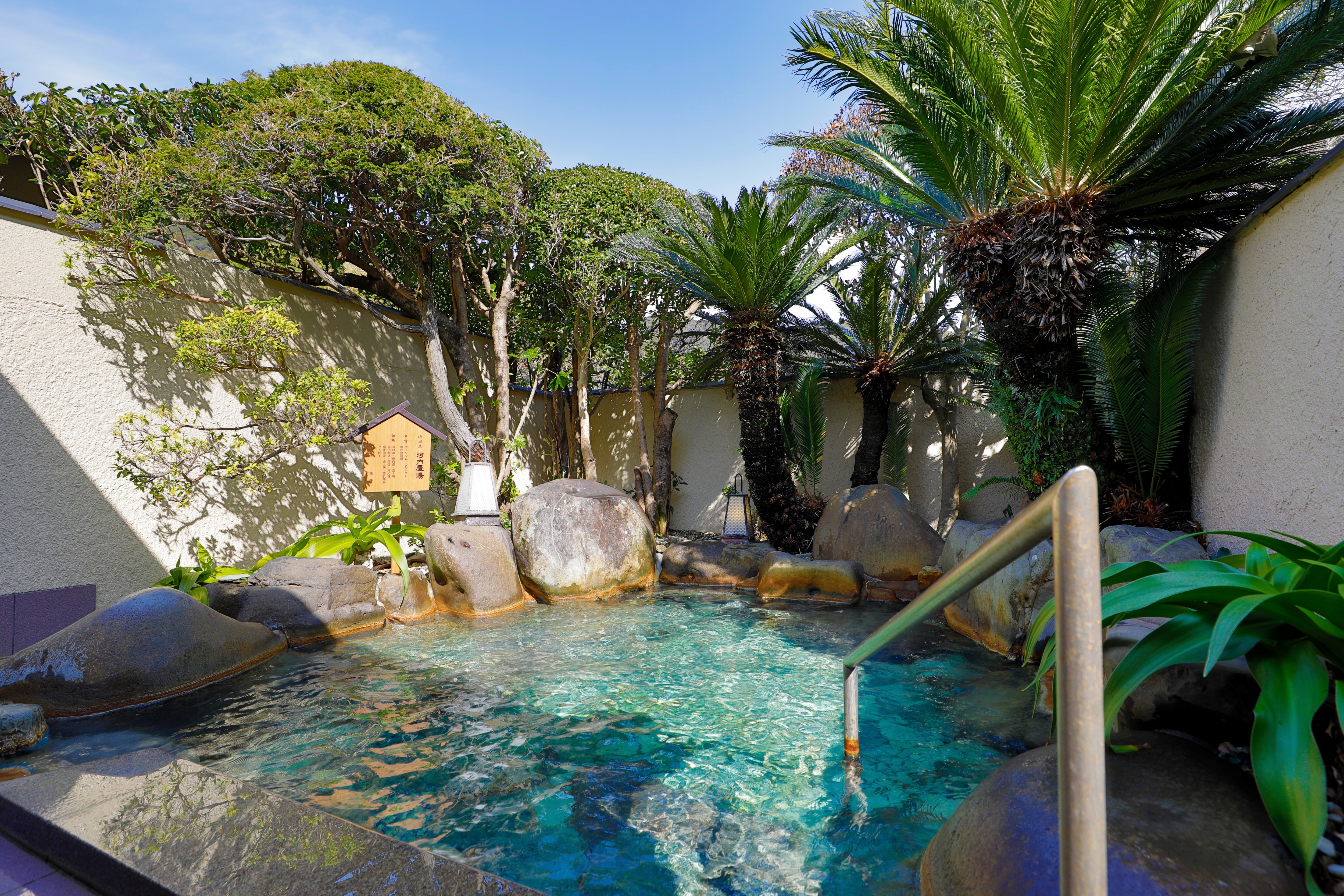 The women's large open-air bath, "Kifune," is a free-flowing open-air bath made with Izu stone.