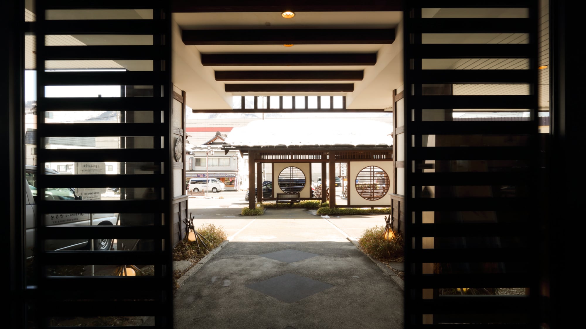 ・ [Entrance / Noon]