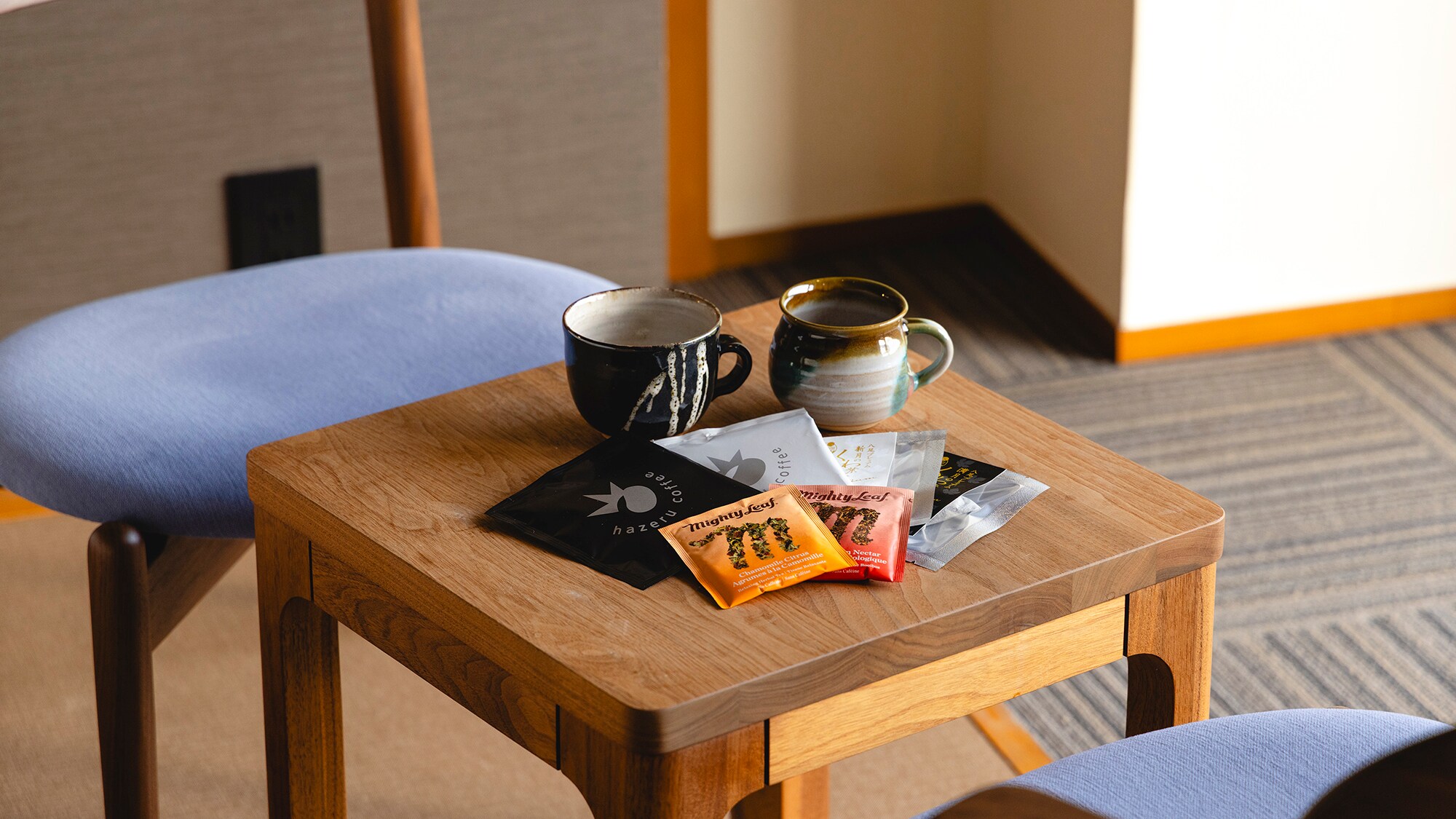 Nikmati kopi dan teh pilihan khusus dalam cangkir keramik Ecchu Seto yang dibuat oleh pembuat tembikar lokal. Rasakan suasana Toyama bahkan di kamar Anda sendiri.