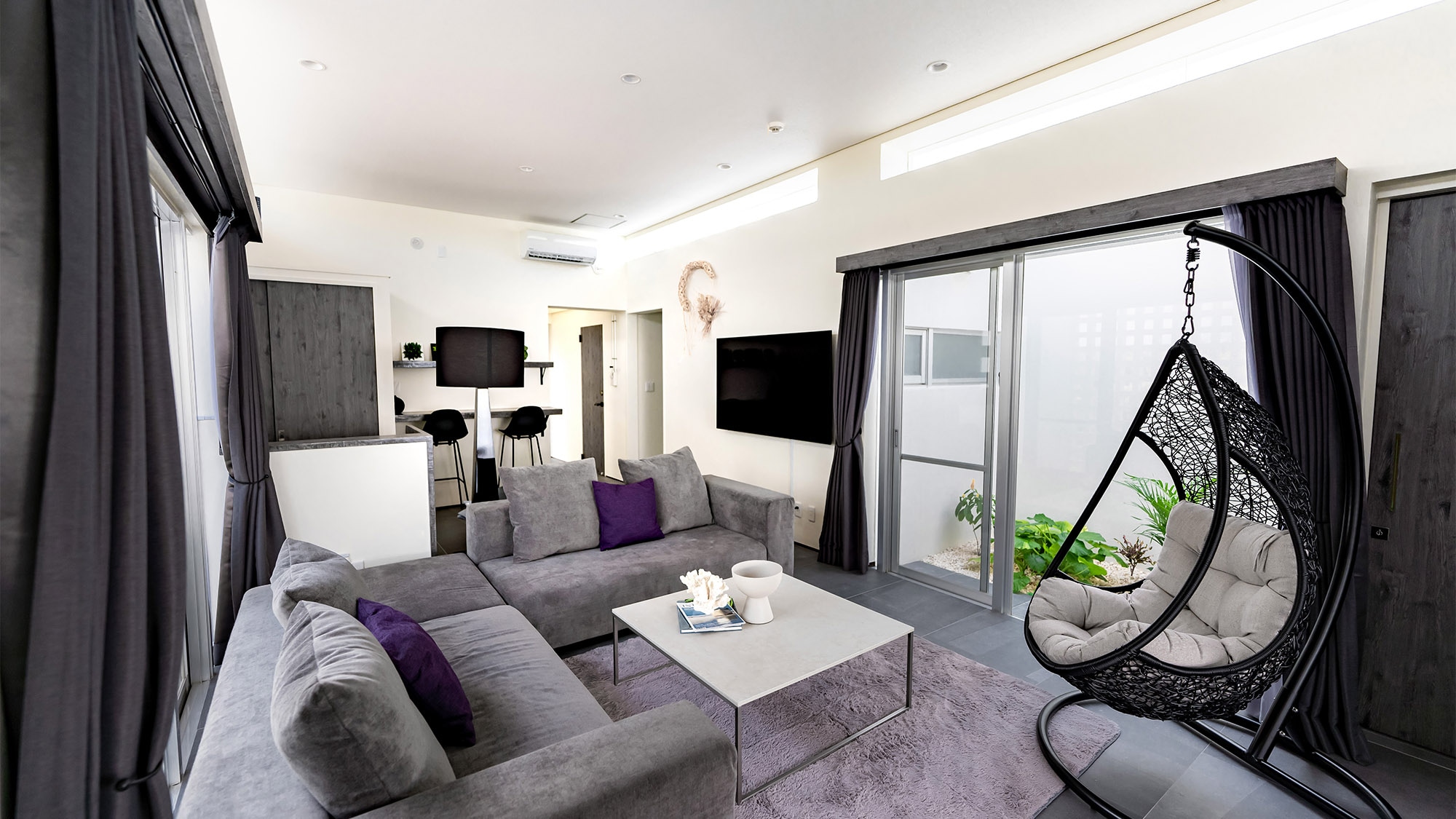 [Pool Villa] Living room equipped with a 65-inch large TV