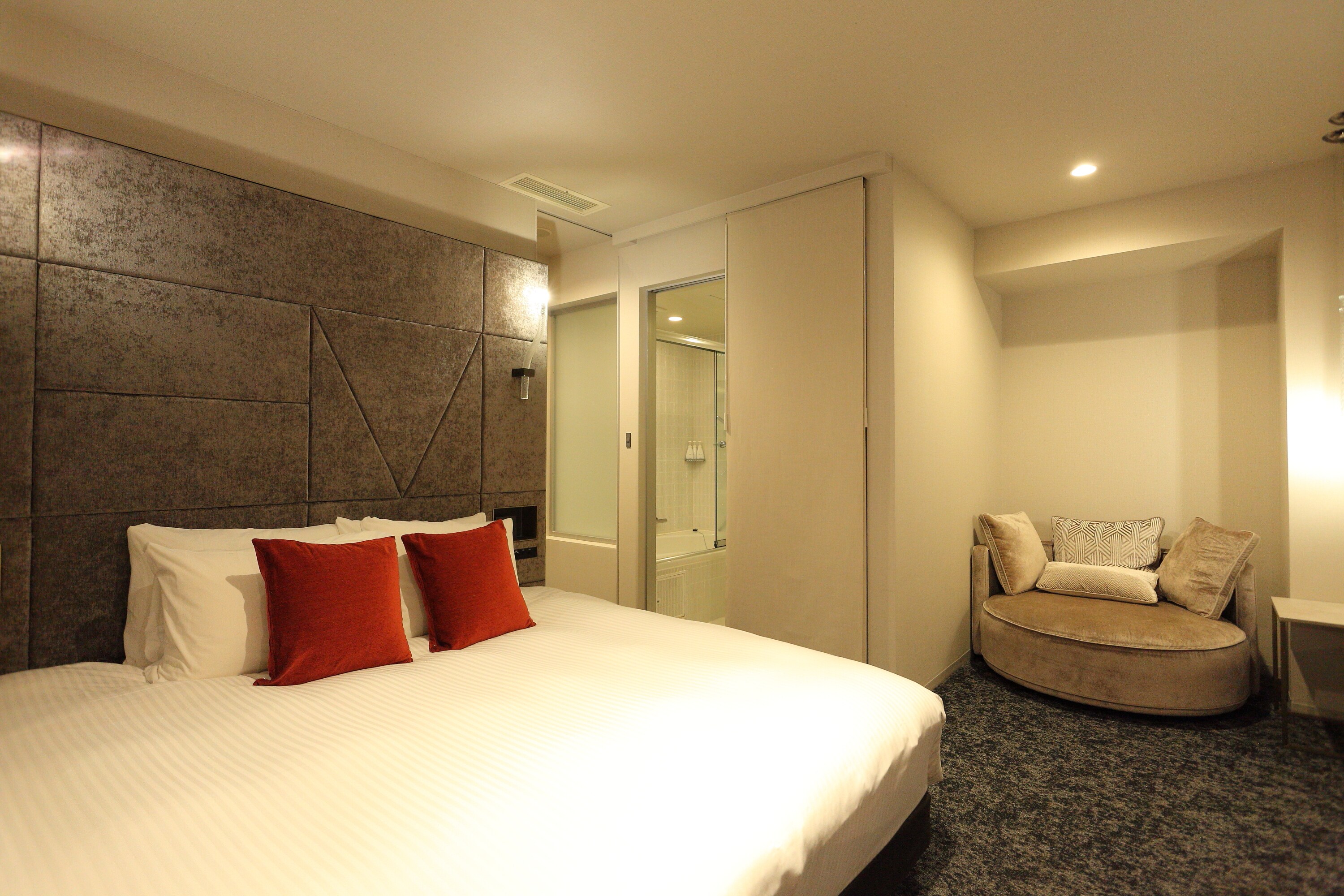 Deluxe King Room with Bathtub