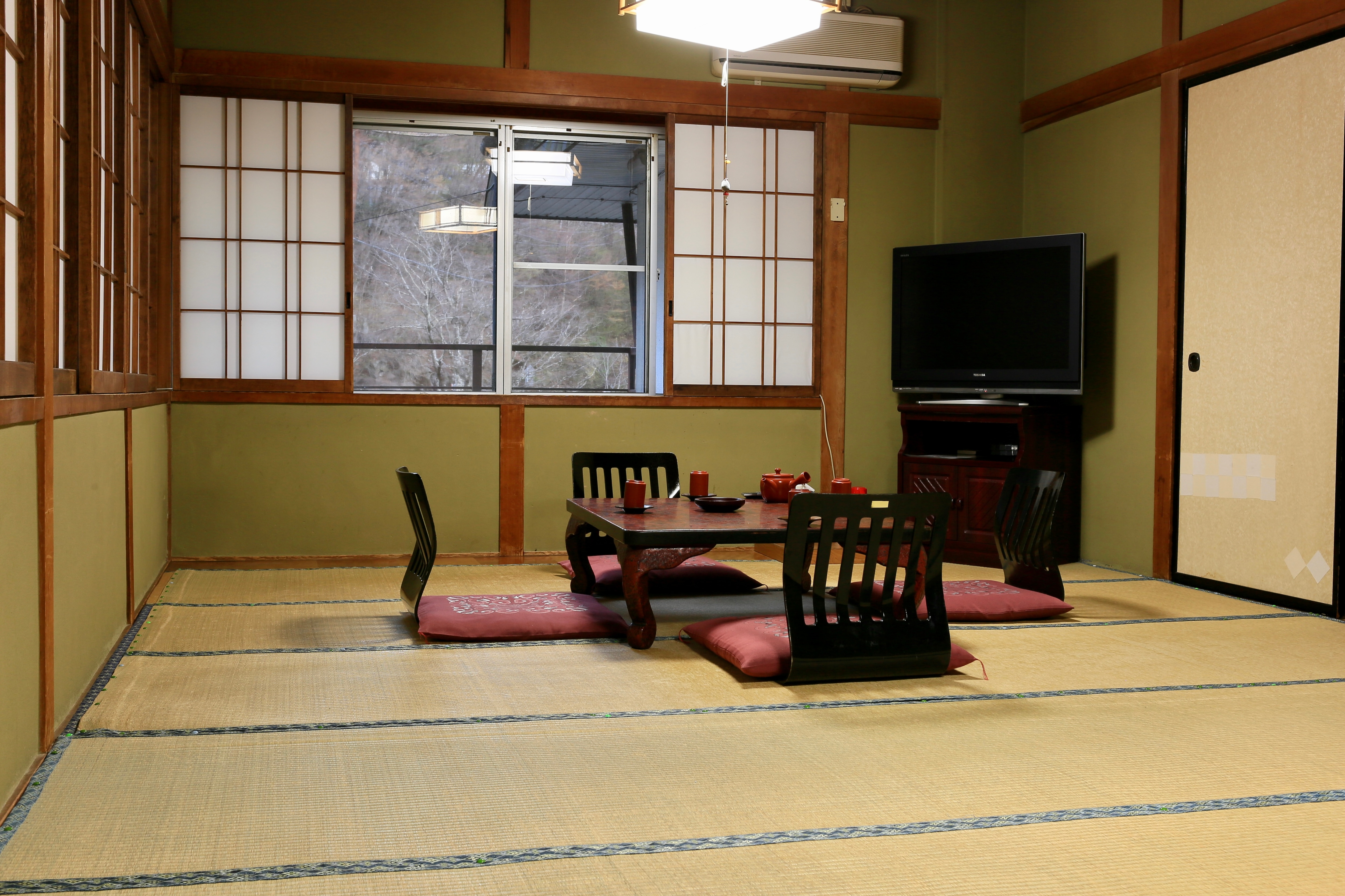 Japanese-style room (12 tatami mats)