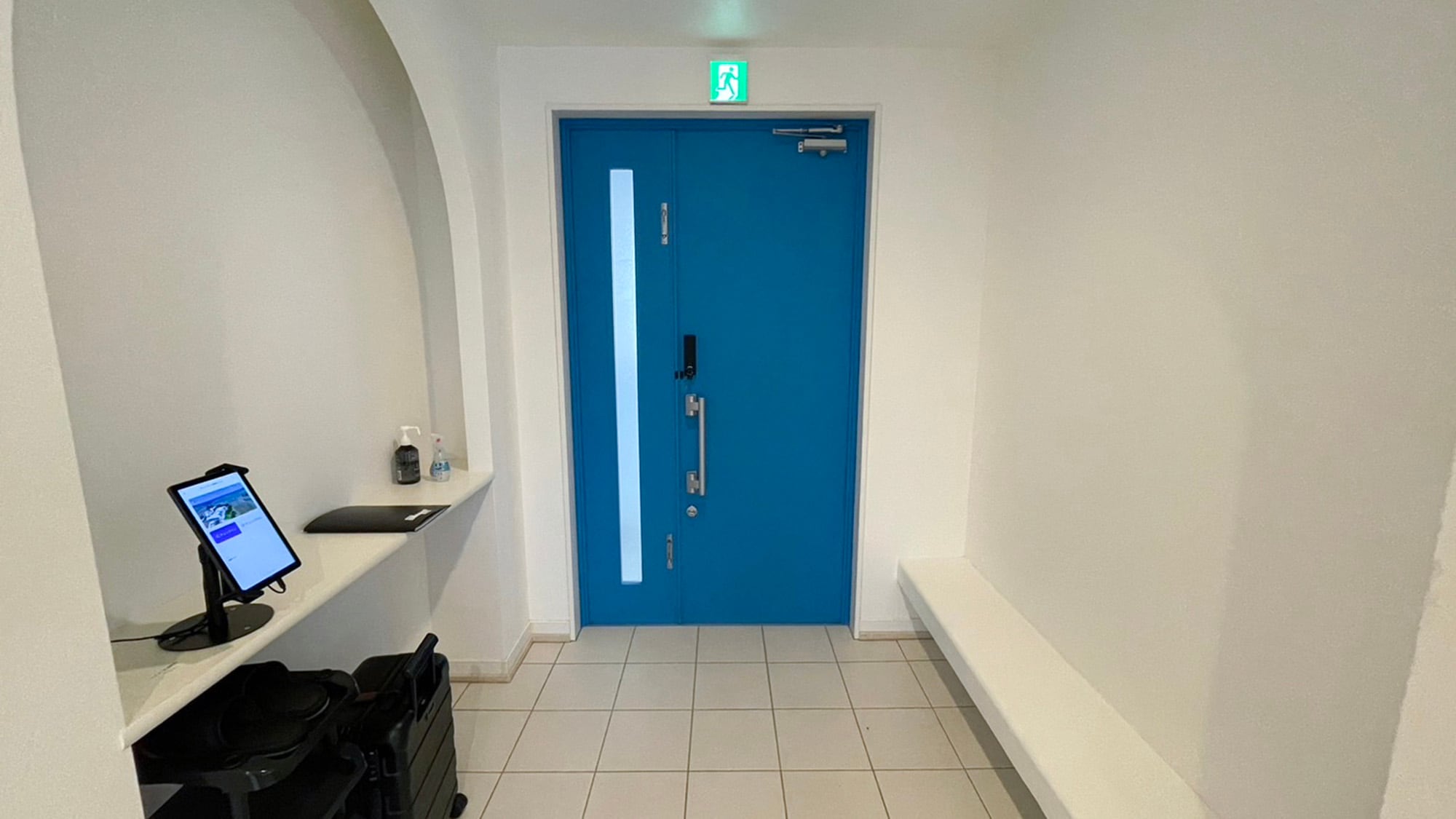 ・[2nd floor: Entrance] The entrance hall, decorated in white and blue, creates a resort atmosphere.