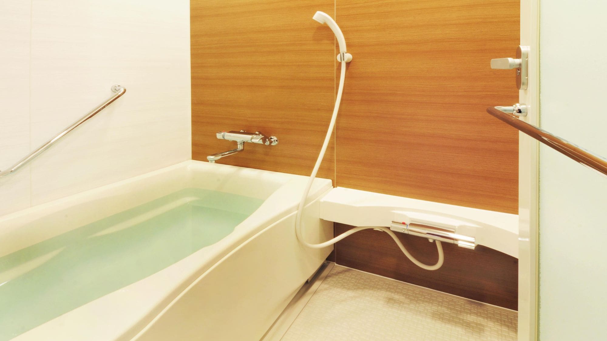 Kamar Mandi Ukuran Sedang (Gaya Barat)