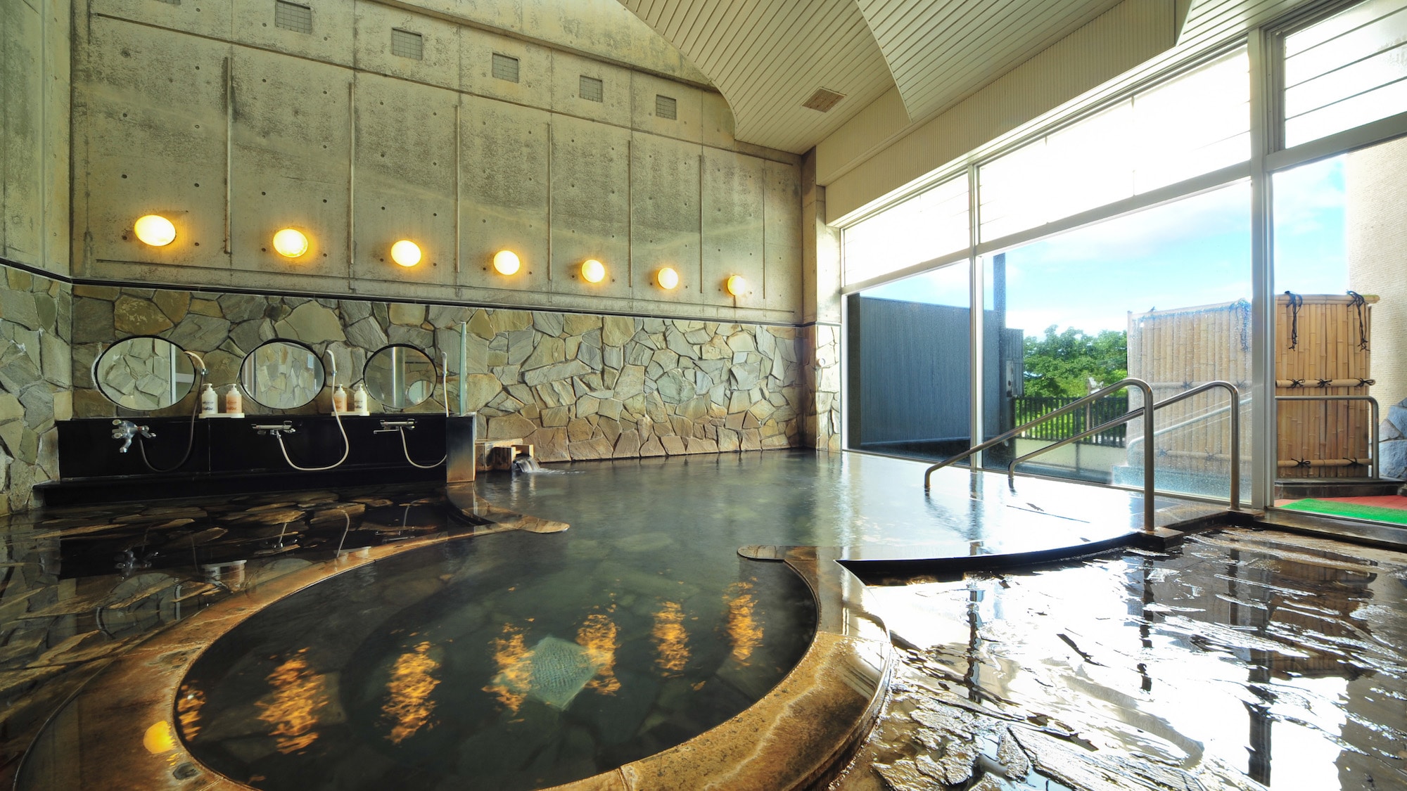 [Main building hot spring (women's bath)] The quality of the spring is fine and smooth.