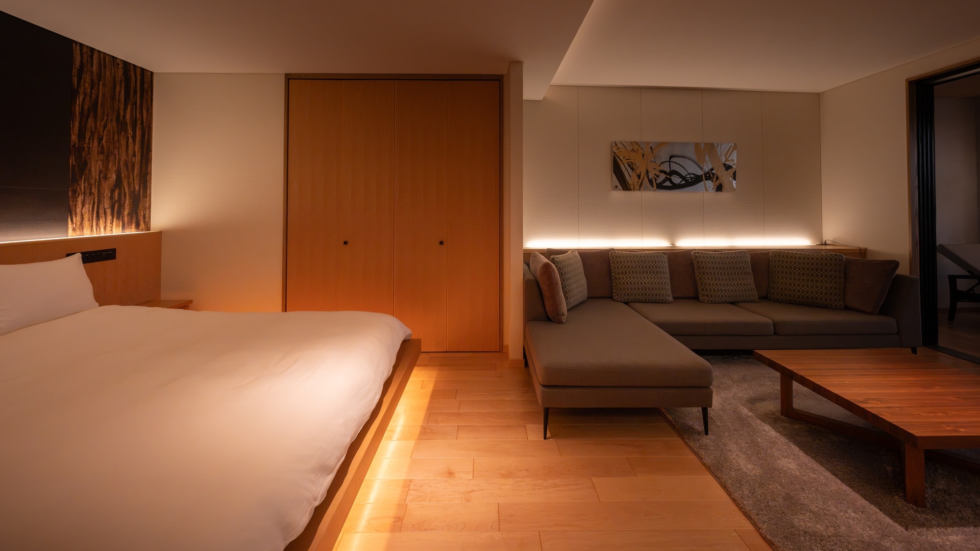 [KOTOWARI] A wide king-size bed recommended for couples.
